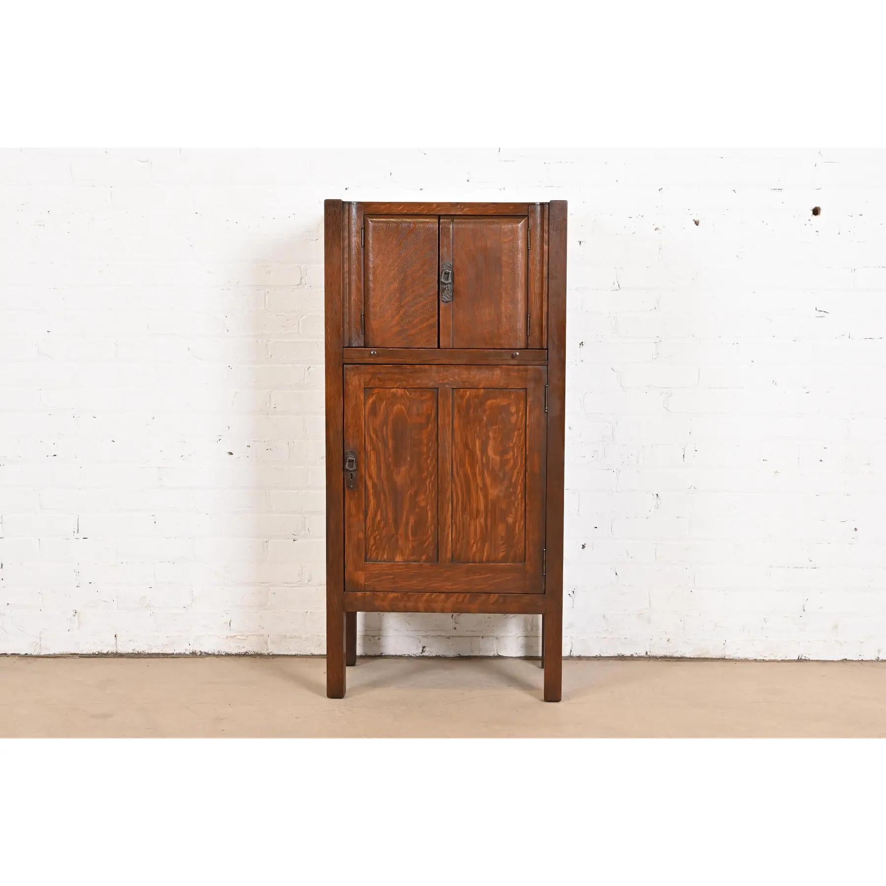 Una hermosa bodega o mueble bar antiguo Mission o Arts & Crafts

De Lifetime Furniture

EE.UU., Circa 1900

Roble aserrado en cuarto, con herrajes originales de cobre martillado y bandeja de cobre extraíble para mezclar bebidas.

Medidas: 23,25