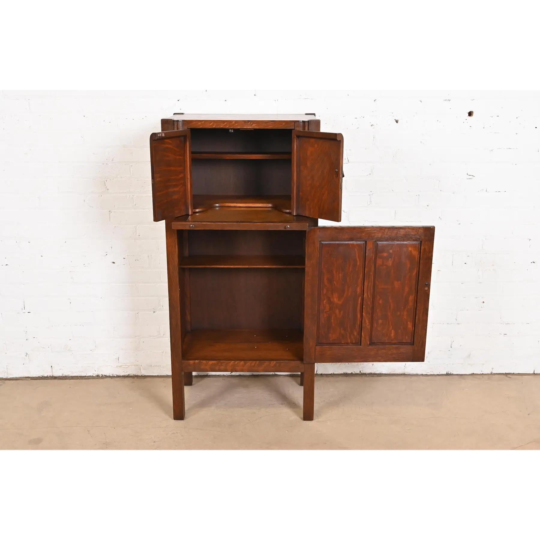 Lifetime Furniture Antiguo Mission Oak Arts & Crafts Cellarette o mueble bar principios del siglo XX en venta