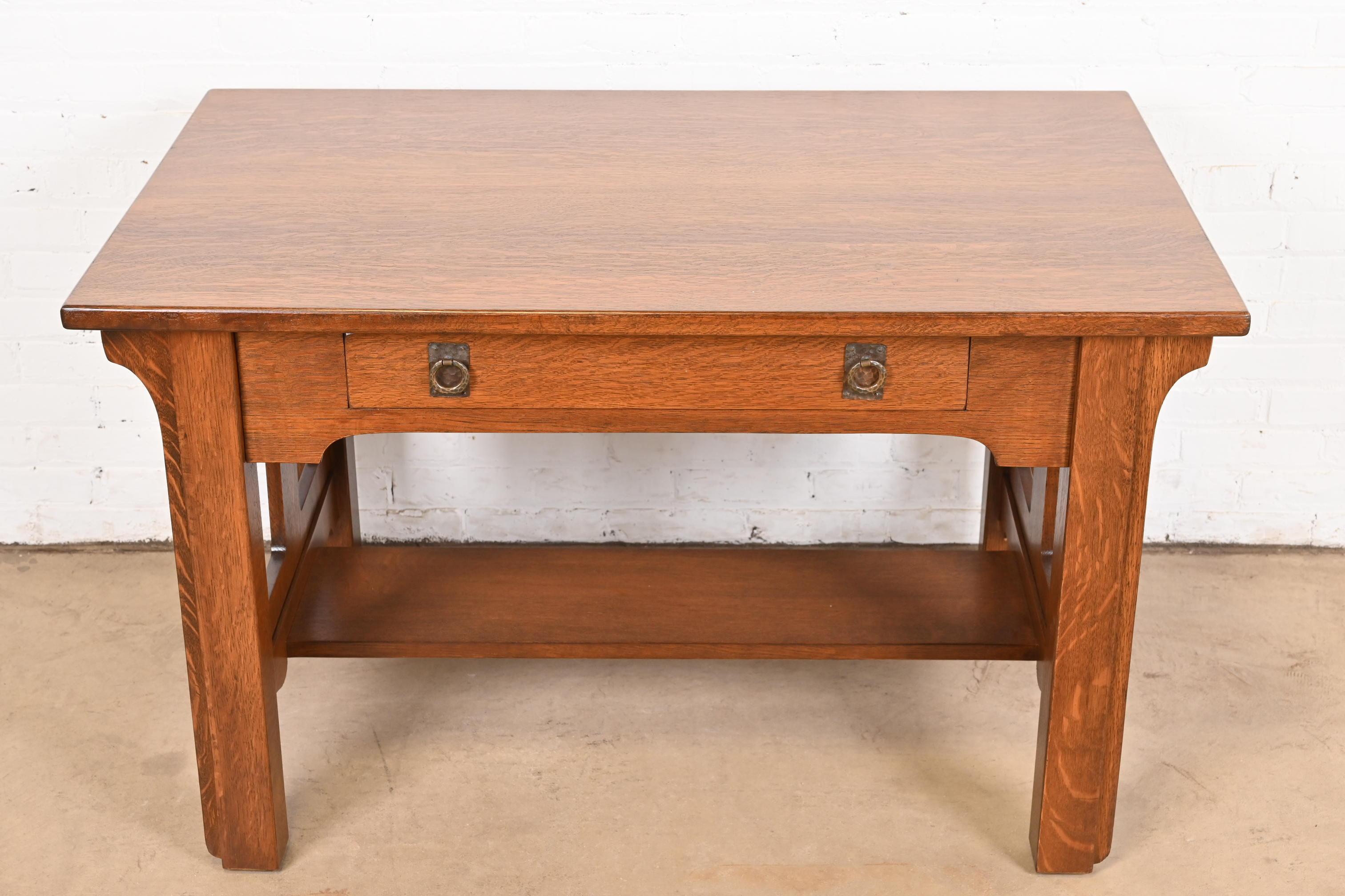 Ein wunderschöner antiker Mission- oder Arts & Crafts-Schreibtisch oder Bibliothekstisch

Von Lifetime Furniture

USA, ca. 1900

Schönes Eichenholz mit originalen gehämmerten Kupferbeschlägen

Maße: 48,25 