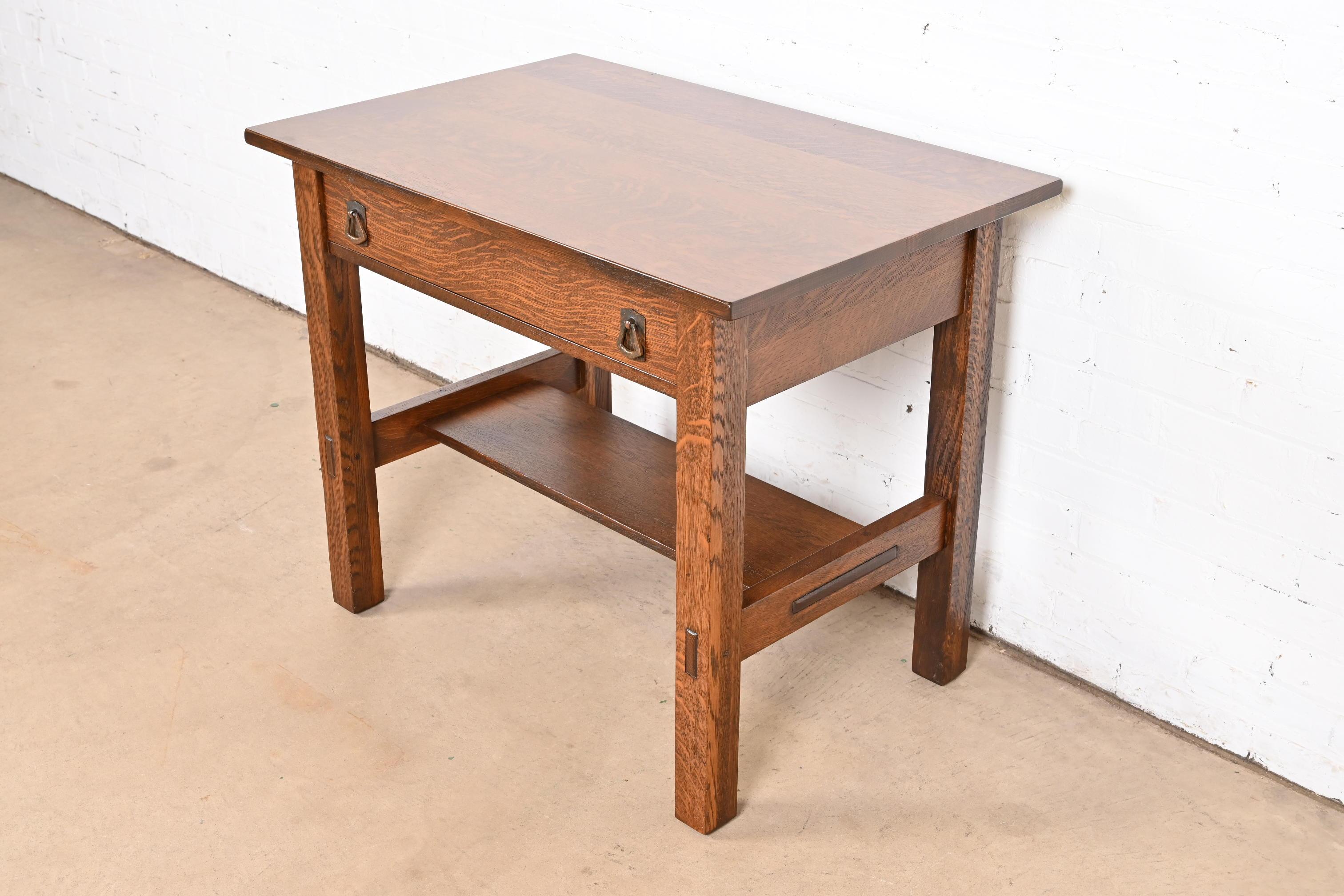 Un excepcional escritorio o mesa de biblioteca antiguos Mission o Arts & Crafts

De Lifetime Furniture

EE.UU., Circa 1900

Precioso roble aserrado en cuartos, con herrajes originales de cobre martillado.

Medidas: 36