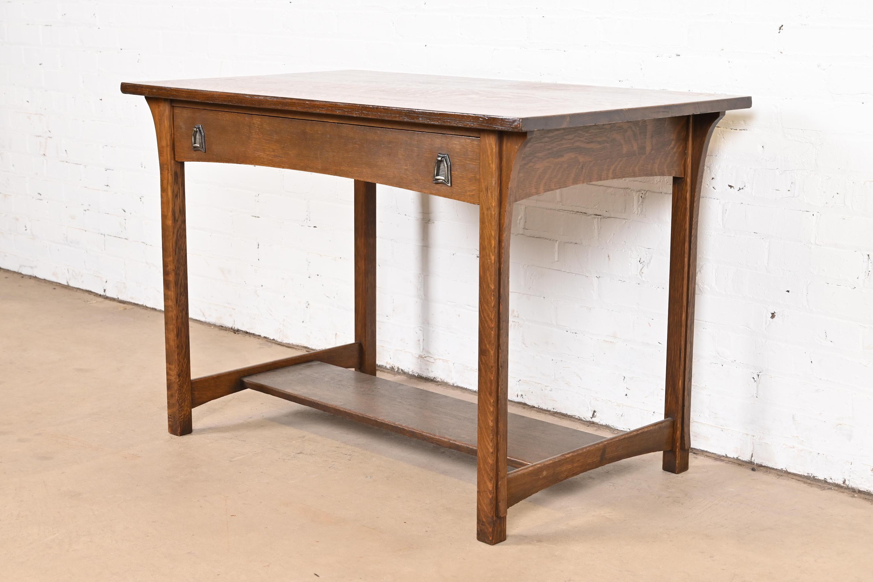 Ein außergewöhnlicher antiker Mission- oder Arts & Crafts-Schreibtisch oder Bibliothekstisch

Von Lifetime Furniture

USA, ca. 1900

Wunderschönes Eichenholz, mit originalen gehämmerten Kupferbeschlägen.

Maße: 48 