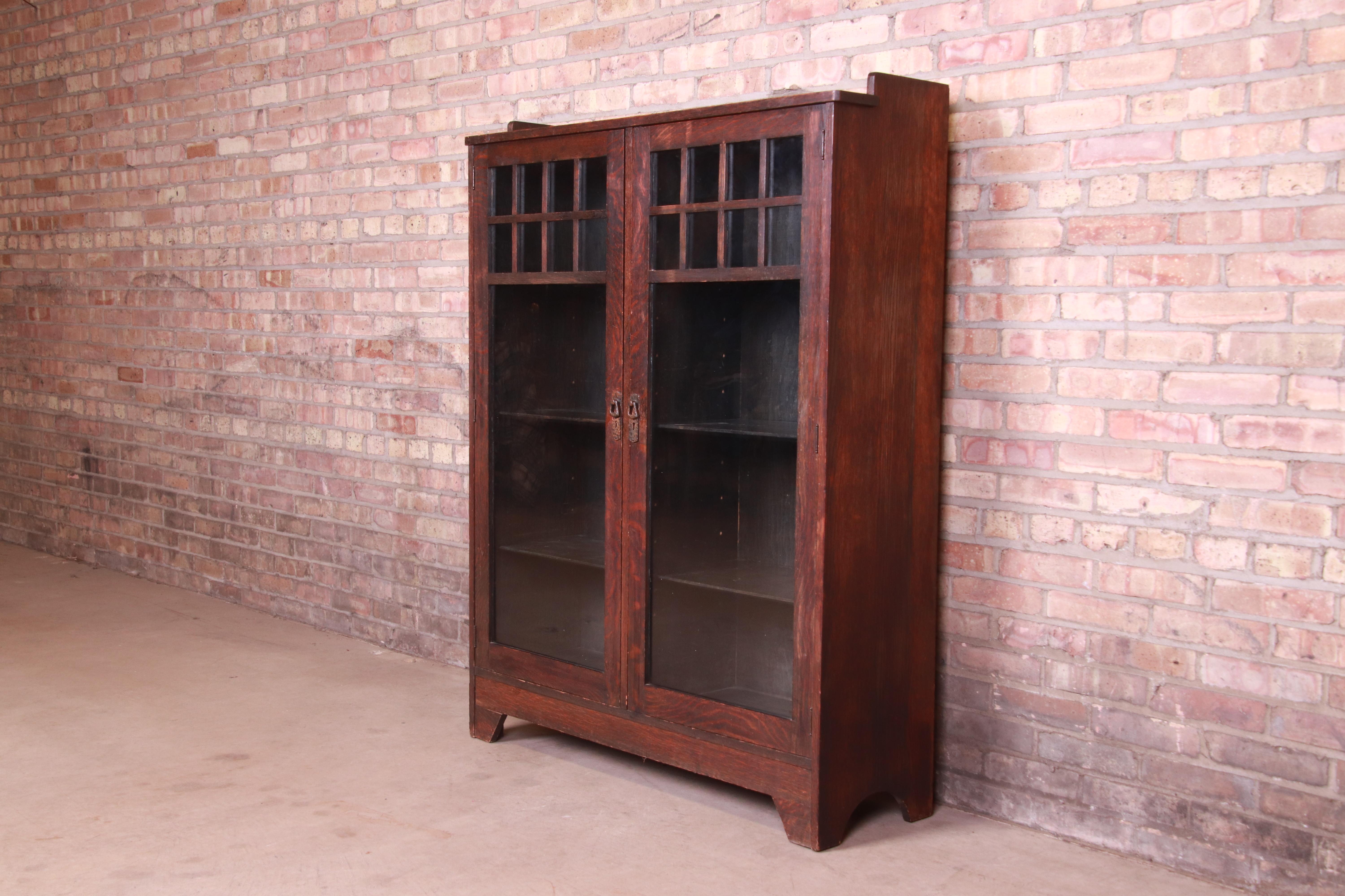A gorgeous antique Mission oak Arts & Crafts double bookcase

By Lifetime Furniture

USA, Circa 1900

Quarter sawn oak, with mullioned glass front doors and original hammered copper hardware.

Measures: 42.25