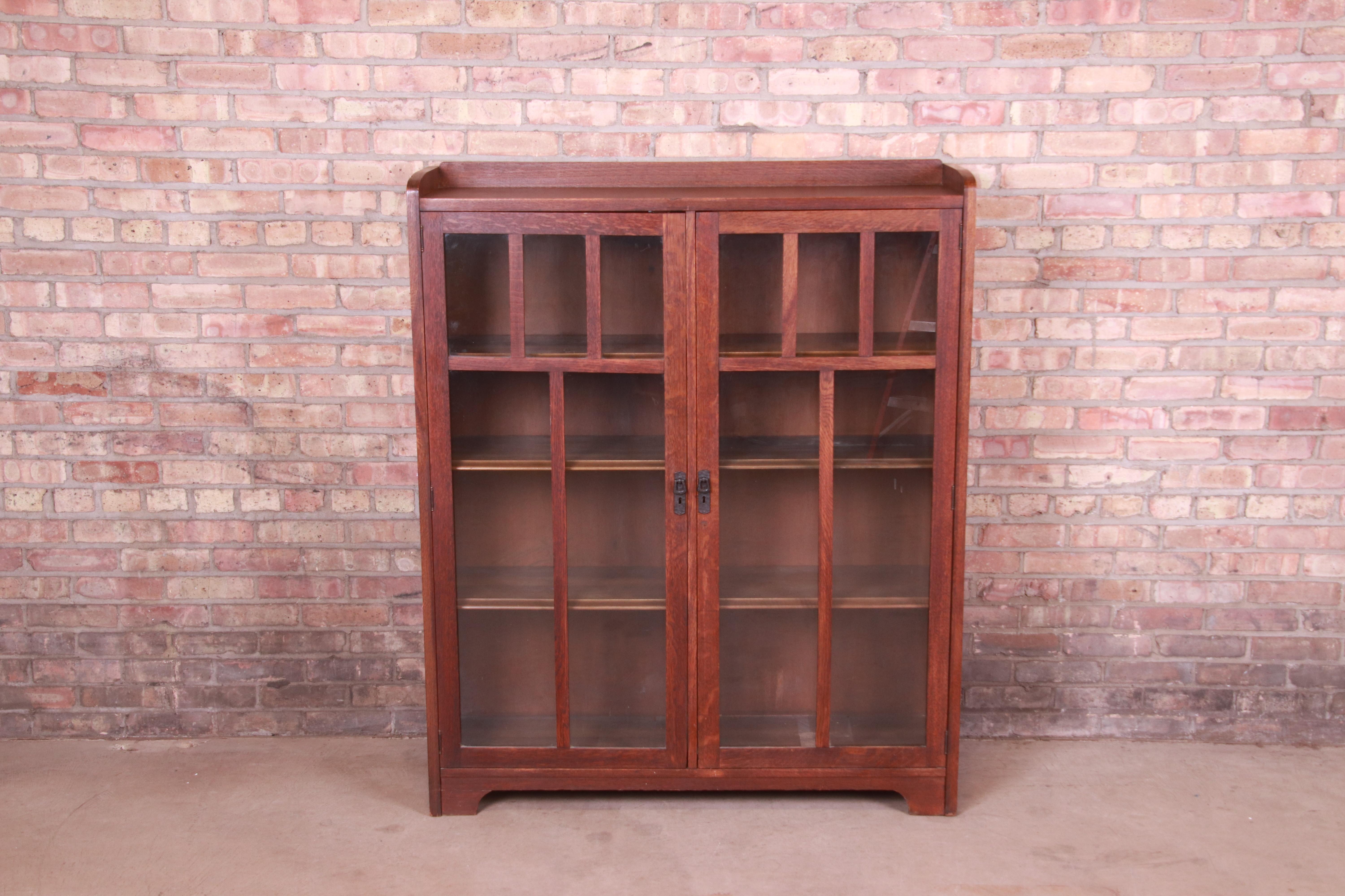 A gorgeous antique Mission oak Arts & Crafts double bookcase

By Lifetime Furniture

USA, Circa 1900

Quarter sawn oak, with mullioned glass front doors and original hammered copper hardware.

Measures: 44.88