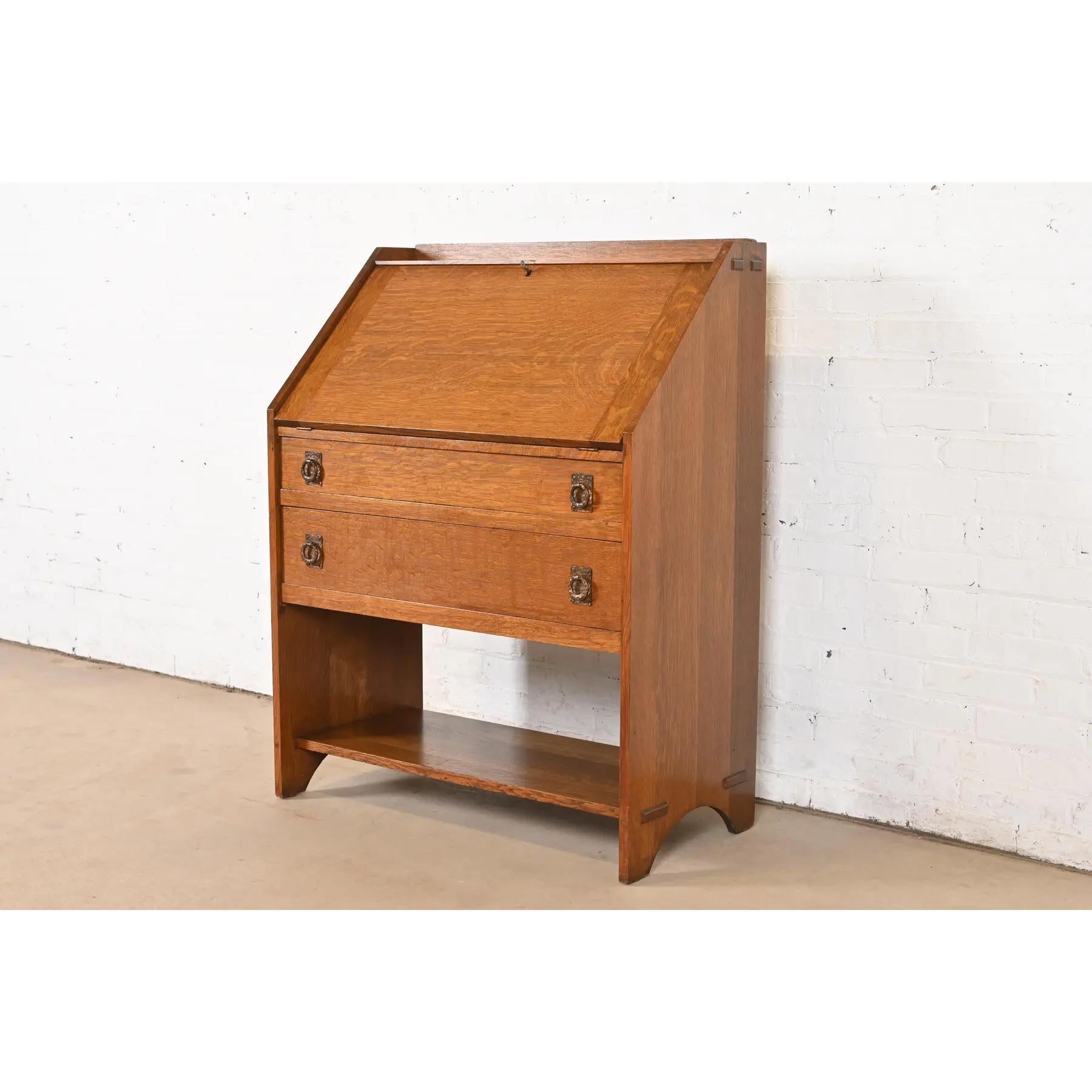 Ein außergewöhnlicher antiker Sekretär im Missions- oder Arts & Crafts-Stil

Von Lifetime Furniture

USA, ca. 1900

Wunderschönes, viertelgesägtes Eichenholz mit original gehämmerten Kupferbeschlägen.

Maße: 34 