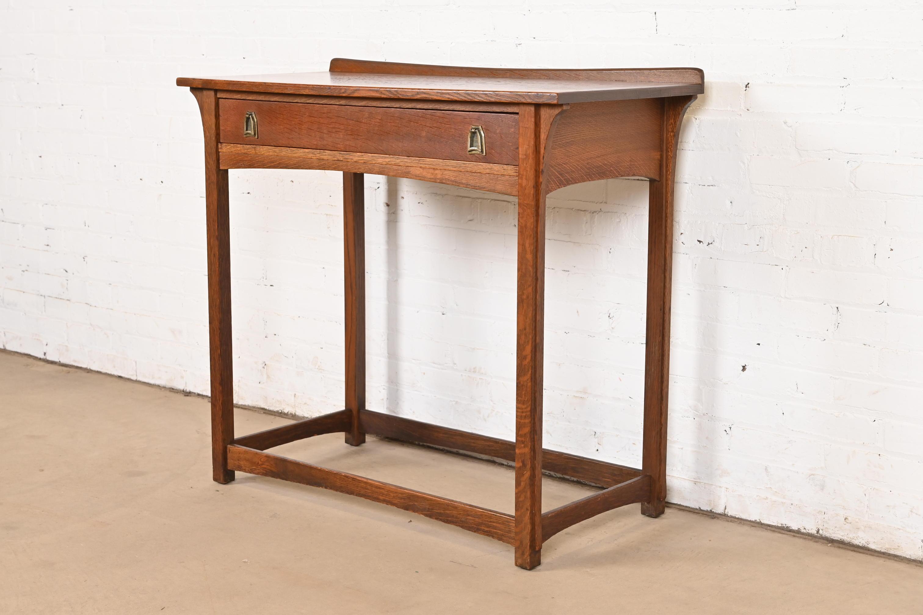 Un'eccezionale credenza, buffet o consolle Mission o Arts & Crafts Puritan d'epoca

Da Lifetime Furniture

USA, circa 1900

Splendida quercia tigrata segata al quarto, con ferramenta originale in rame martellato.

Misure: 40 