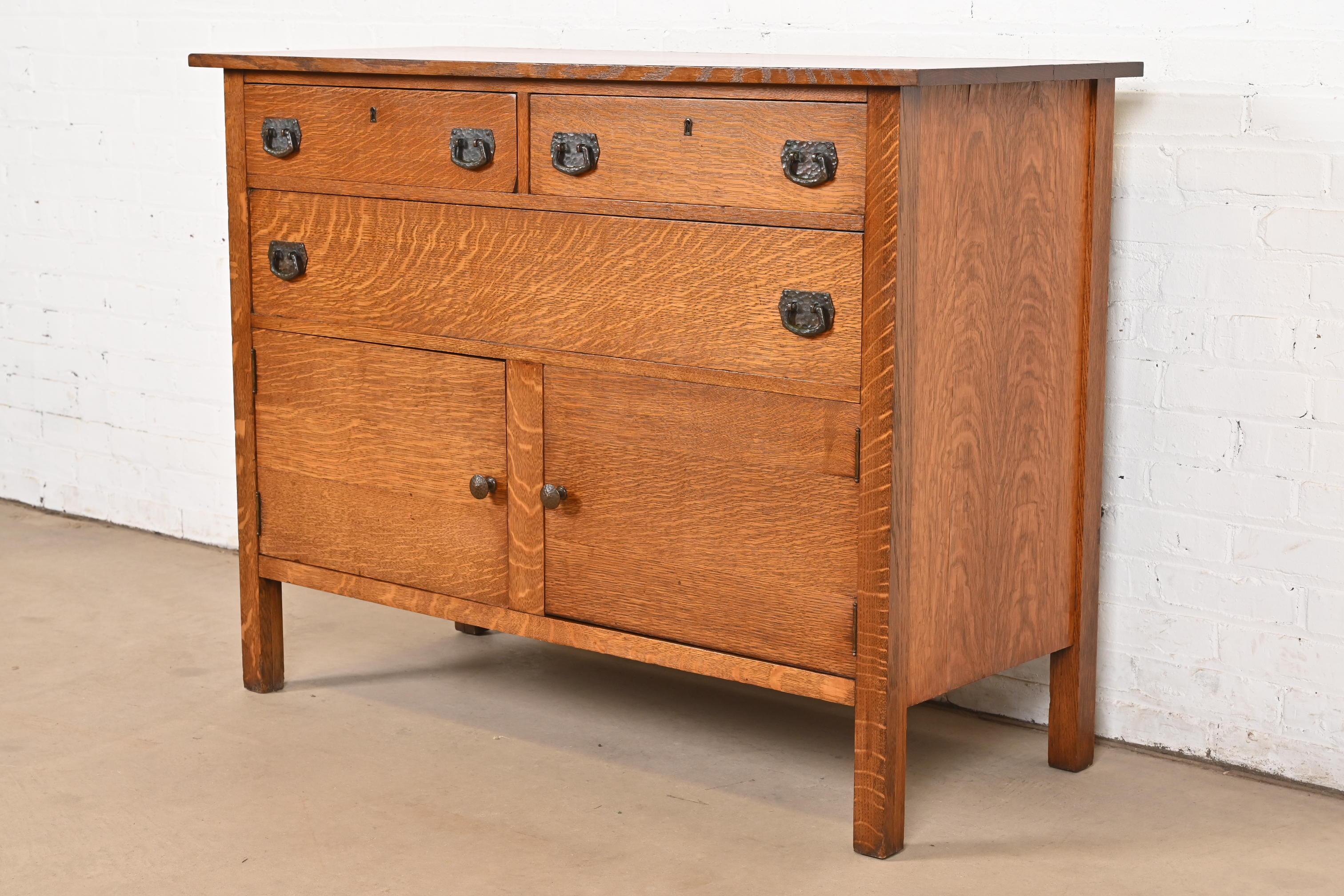 Eine wunderschöne antike Anrichte im Missions- oder Arts & Crafts-Stil, ein Buffet-Server oder ein Barschrank

Von Lifetime Furniture

USA, ca. 1900

Wunderschöne, quartiersgesägte Tigereiche mit original gehämmerten Kupferbeschlägen.

Maße: 48 