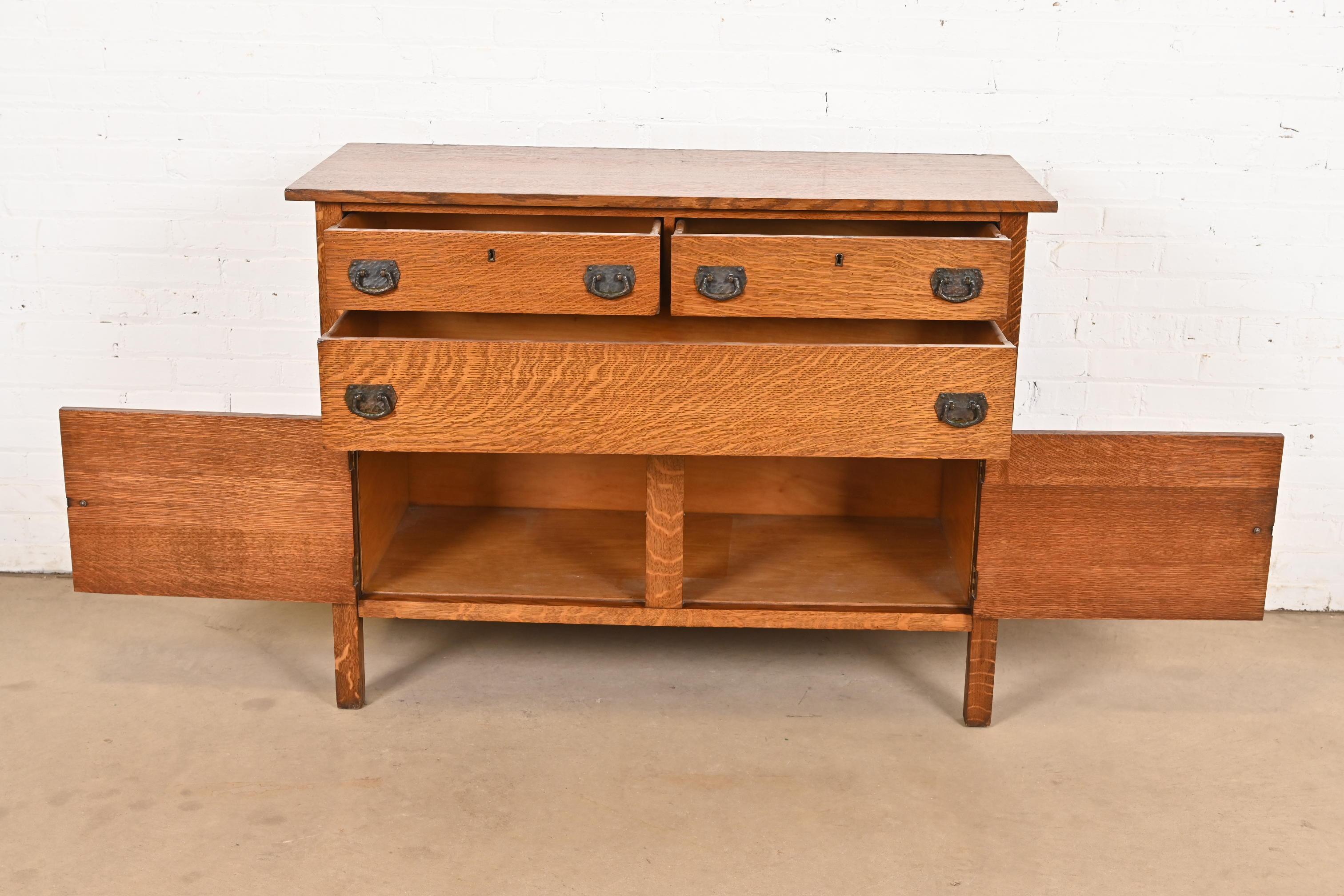 Antikes, lebenslanges Möbel-Sideboard/Buffet aus Eiche im Missionsstil, Arts and Crafts (Kupfer) im Angebot