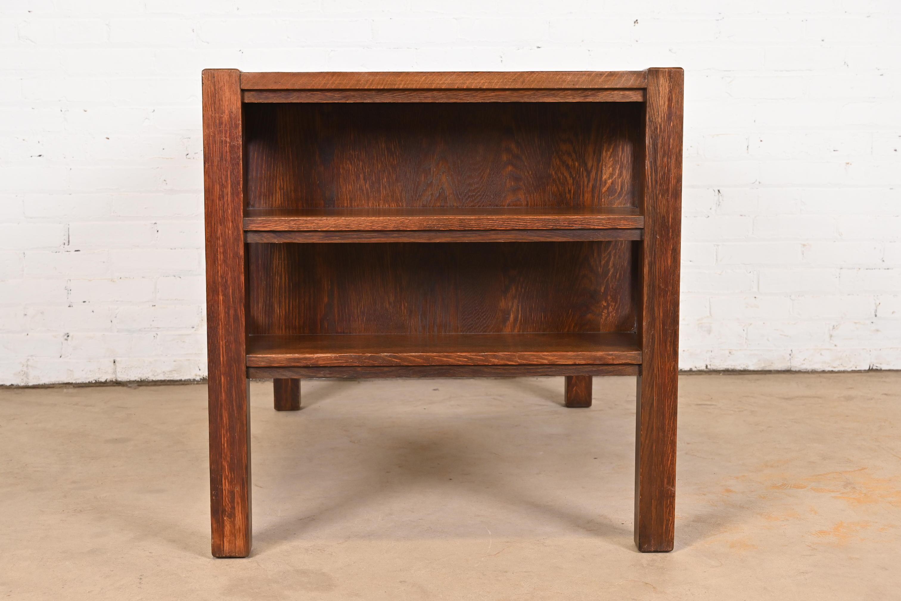 Lifetime Furniture Escritorio Mission Arts & Crafts de roble con estanterías empotradas en venta 4