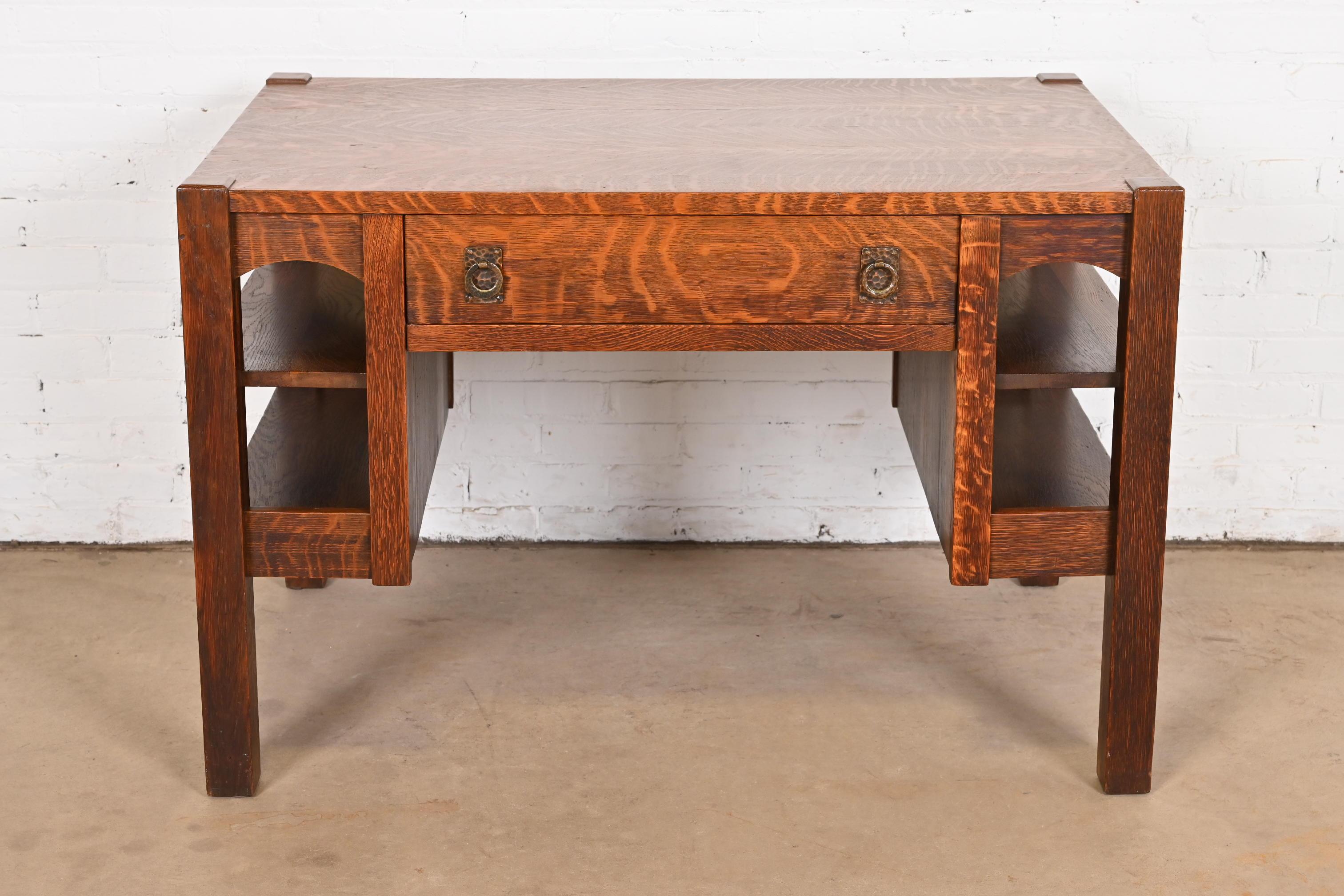 Un precioso escritorio o mesa de biblioteca antiguos de roble Mission Arts & Crafts con estanterías incorporadas

De Lifetime Furniture

EE.UU., Circa 1900

Precioso roble aserrado en cuarto, con herrajes originales de cobre martillado

Medidas: 44