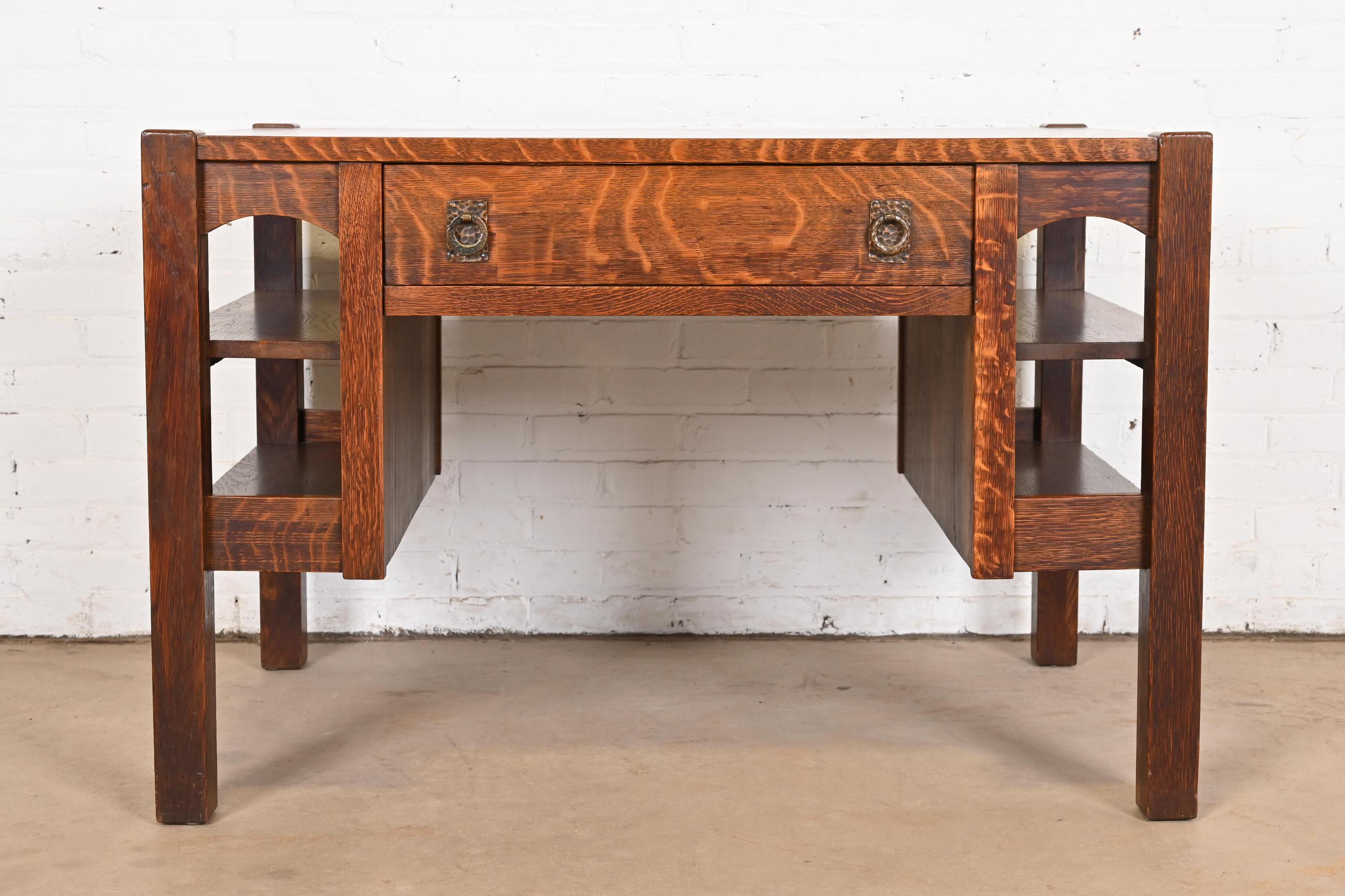Lifetime Furniture Escritorio Mission Arts & Crafts de roble con estanterías empotradas Artes y manualidades en venta