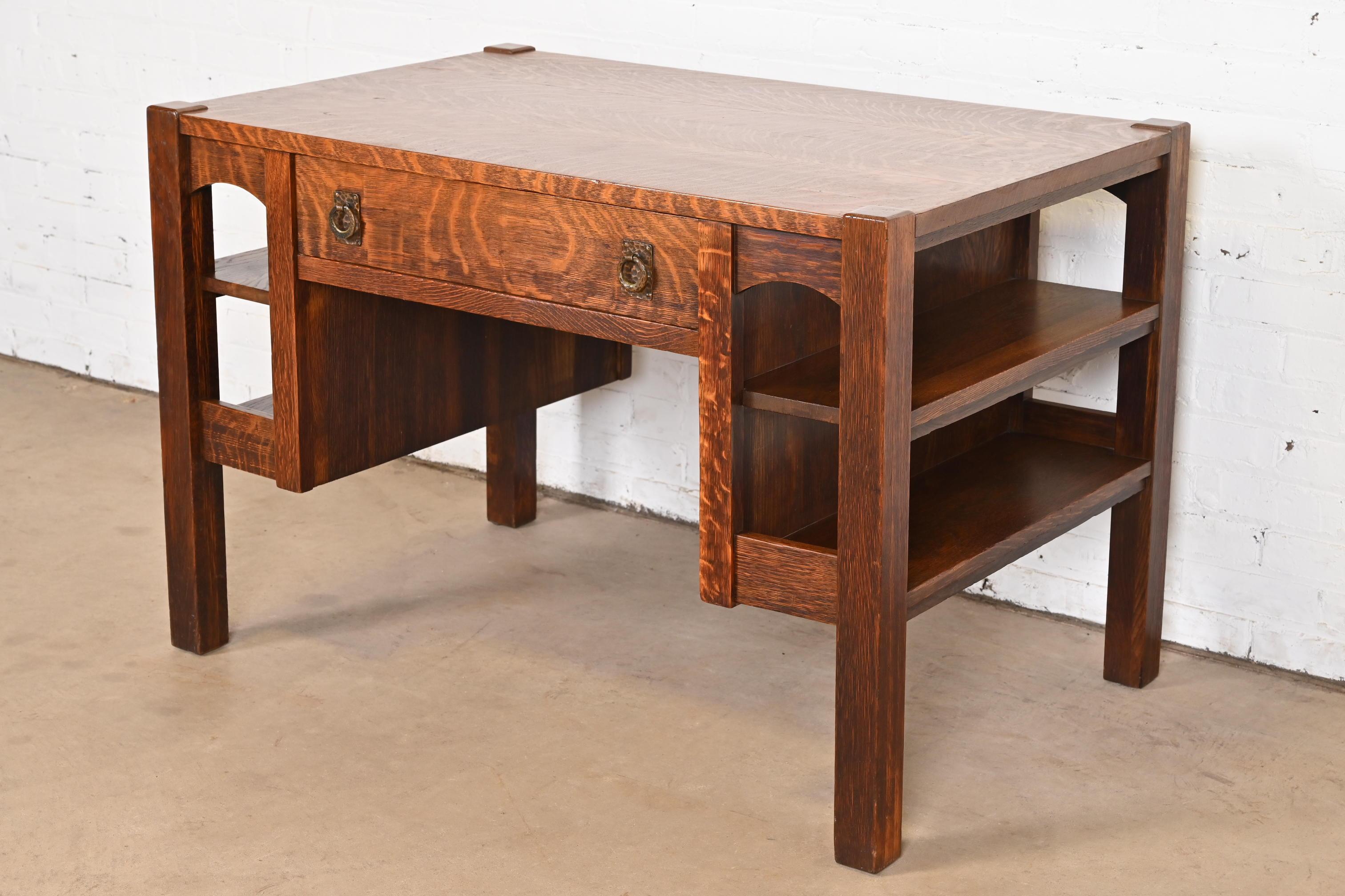 Lifetime Furniture Escritorio Mission Arts & Crafts de roble con estanterías empotradas Estadounidense en venta