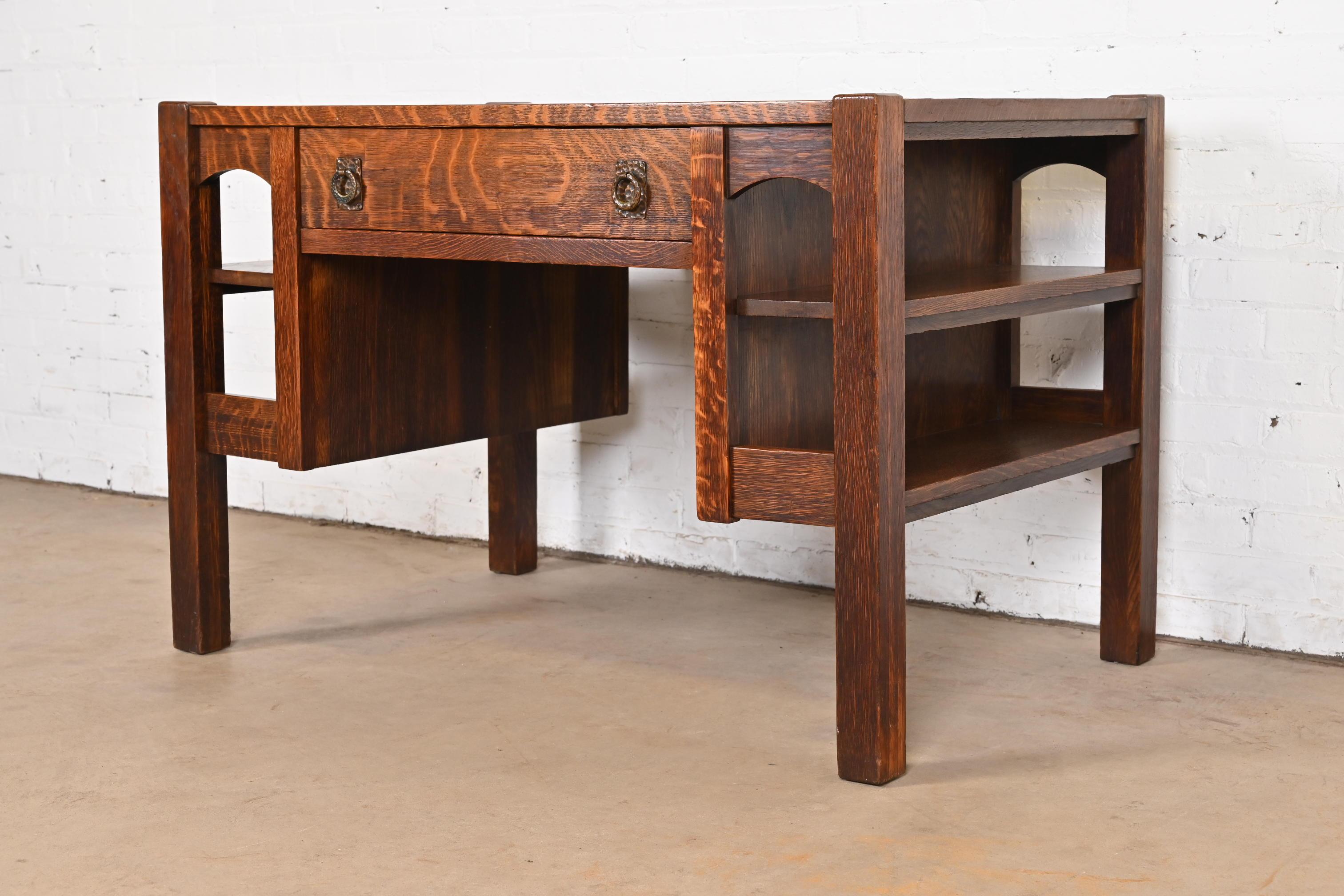 Lifetime Furniture Escritorio Mission Arts & Crafts de roble con estanterías empotradas en Bueno estado para la venta en South Bend, IN