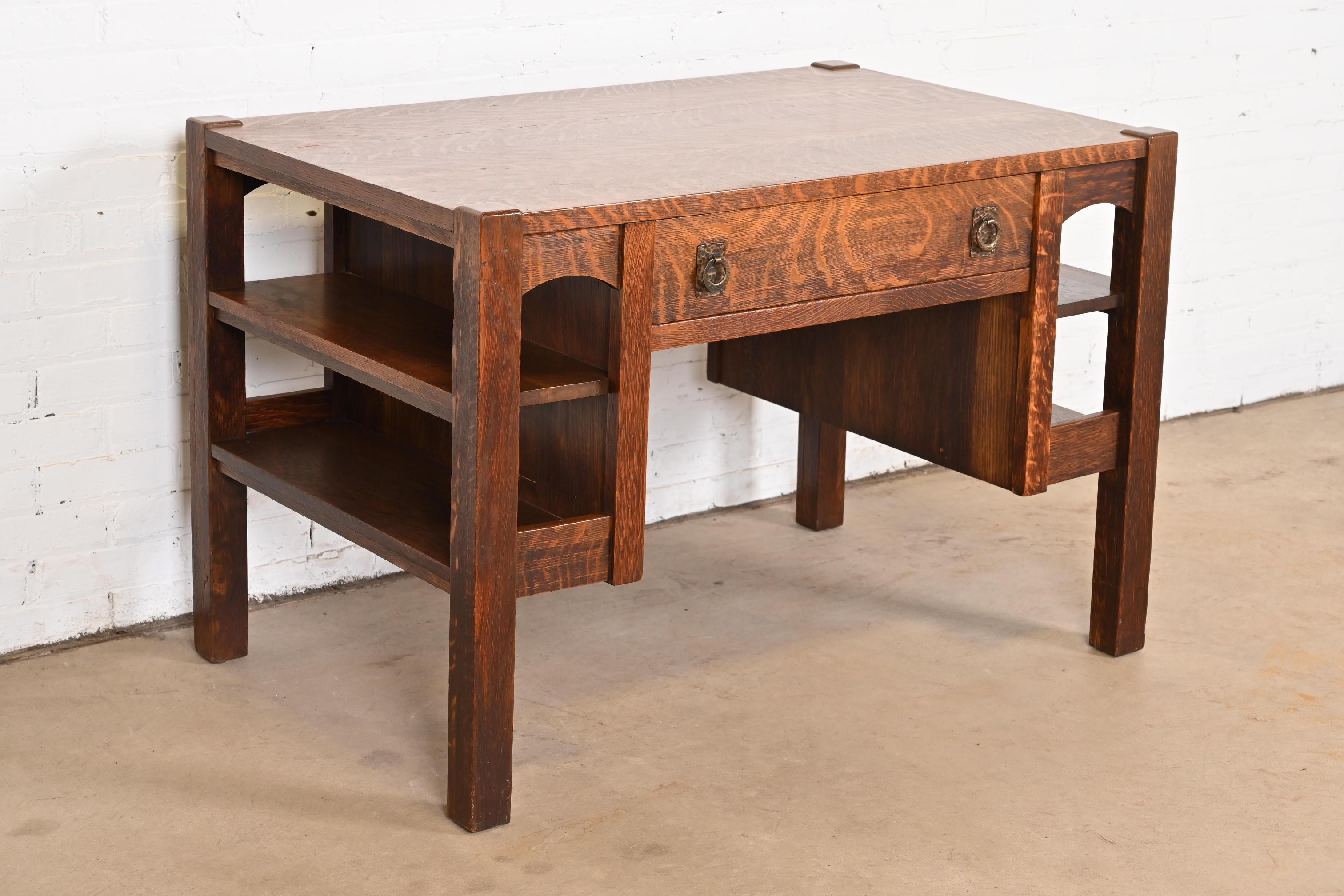 Lifetime Furniture Escritorio Mission Arts & Crafts de roble con estanterías empotradas siglo XX en venta