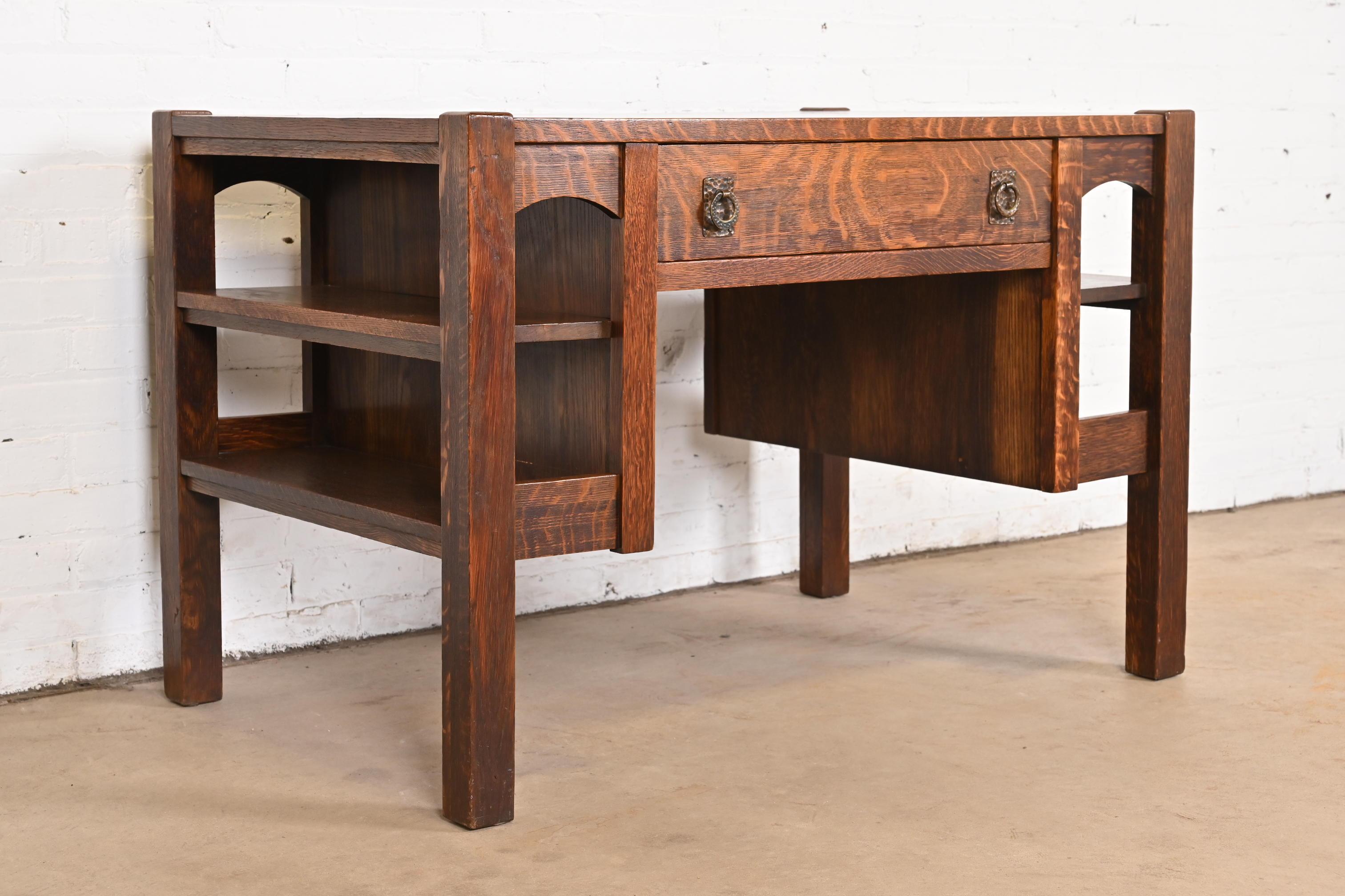 Lifetime Furniture Escritorio Mission Arts & Crafts de roble con estanterías empotradas Cobre en venta