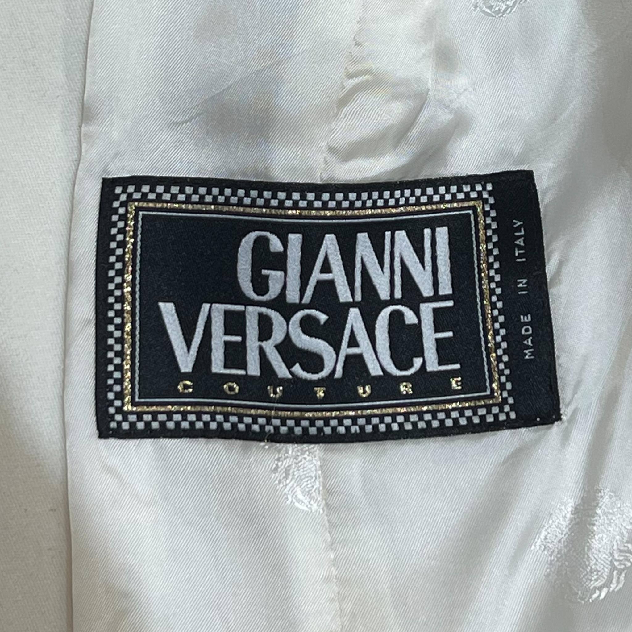 Gianni Versace Couture Mantel aus weicher elfenbeinfarbener Wolle aus den 1990er Jahren. Dieser schicke und kantige mittelschwere Mantel hat ein Spitzenrevers, das mit einem lasergeschnittenen, gezackten Lederbesatz versehen ist, der über die