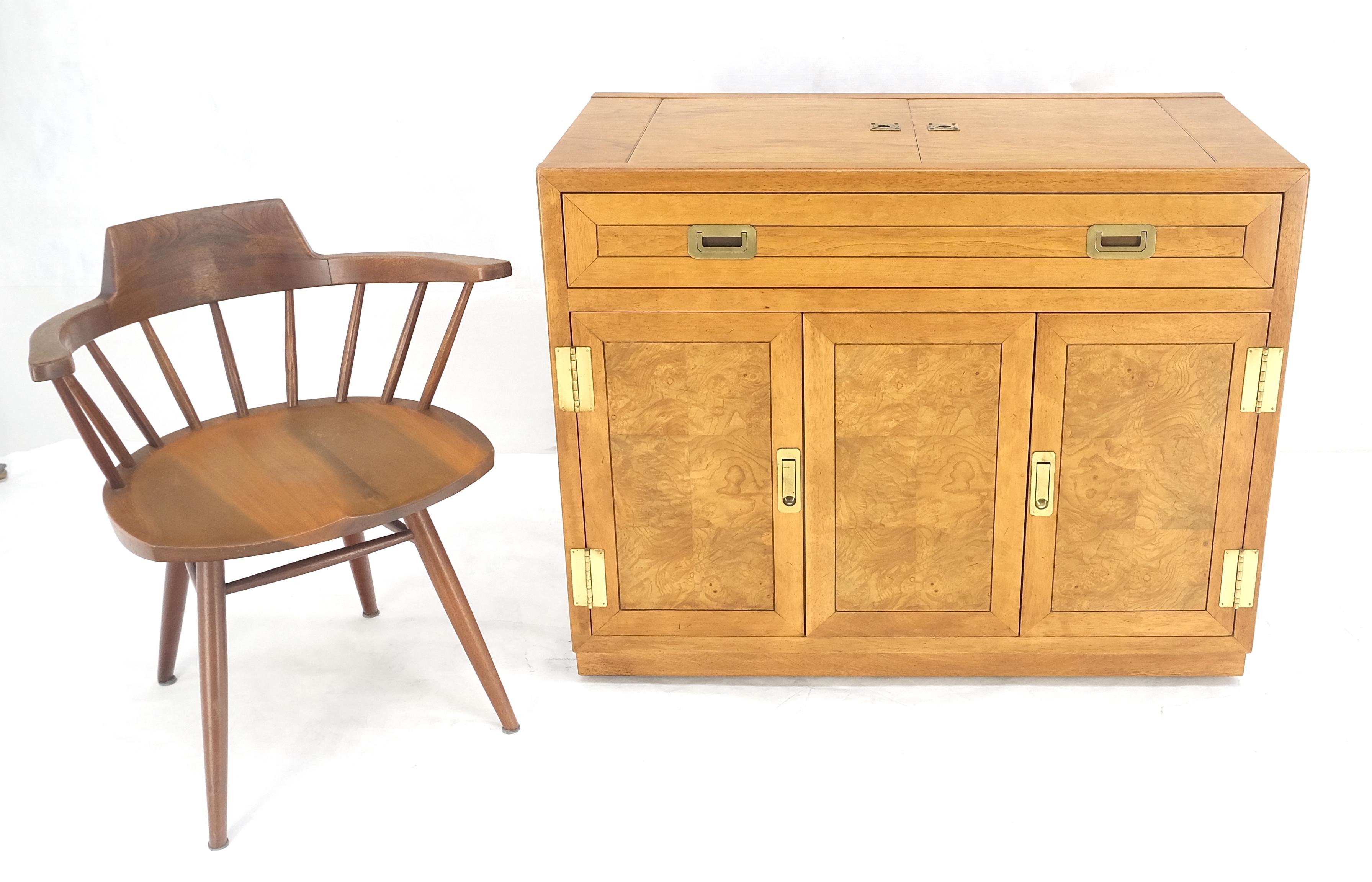 Mid-Century moderno Server da bar per liquori in stile Campaigner in legno di radica con apertura a ribalta, metà secolo. in vendita