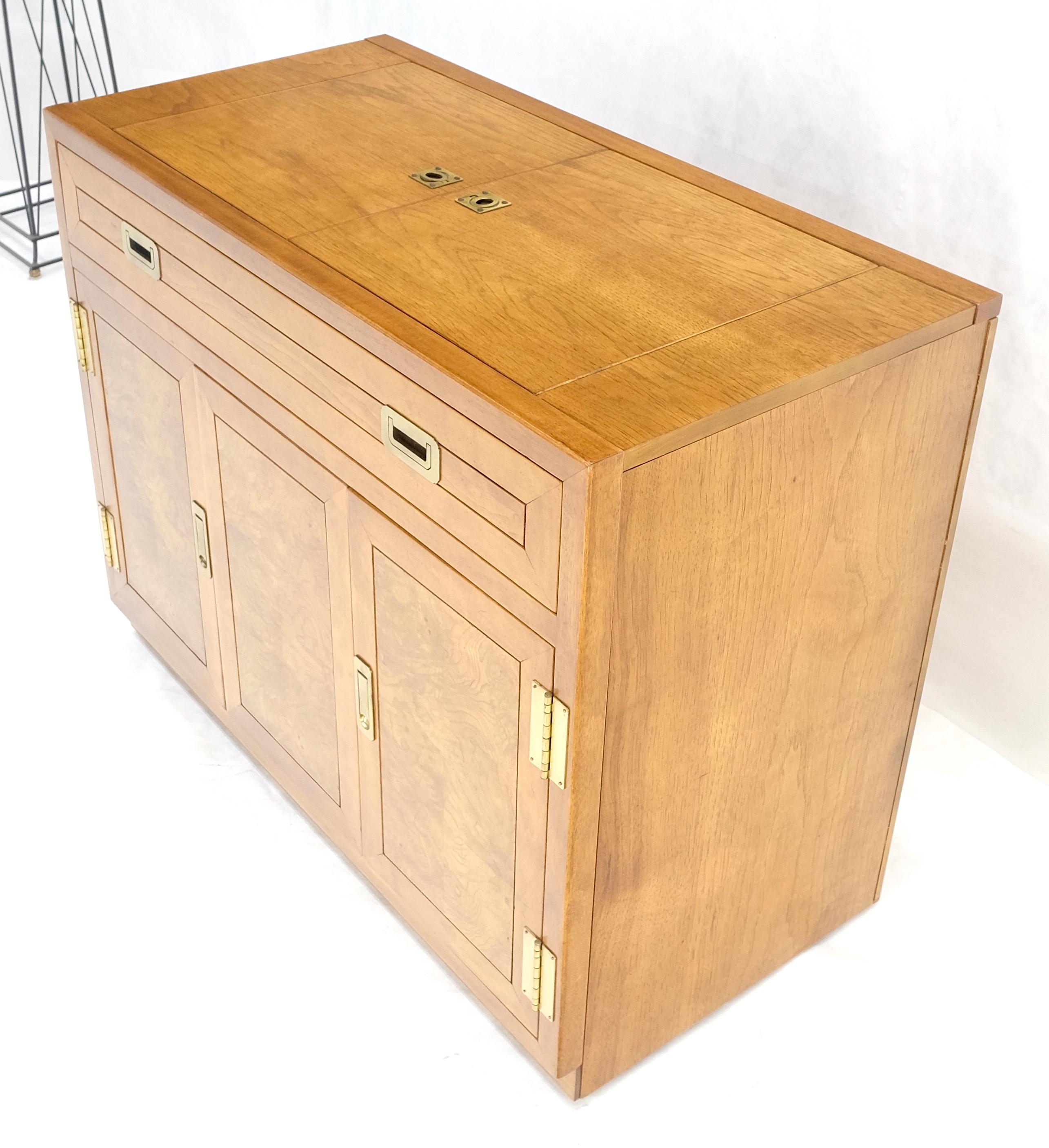 Ottone Server da bar per liquori in stile Campaigner in legno di radica con apertura a ribalta, metà secolo. in vendita