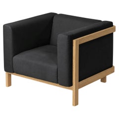 LIFT – Minimalist Lounge Chair in Solid Oak Wood and Anthracite Fabric Seat