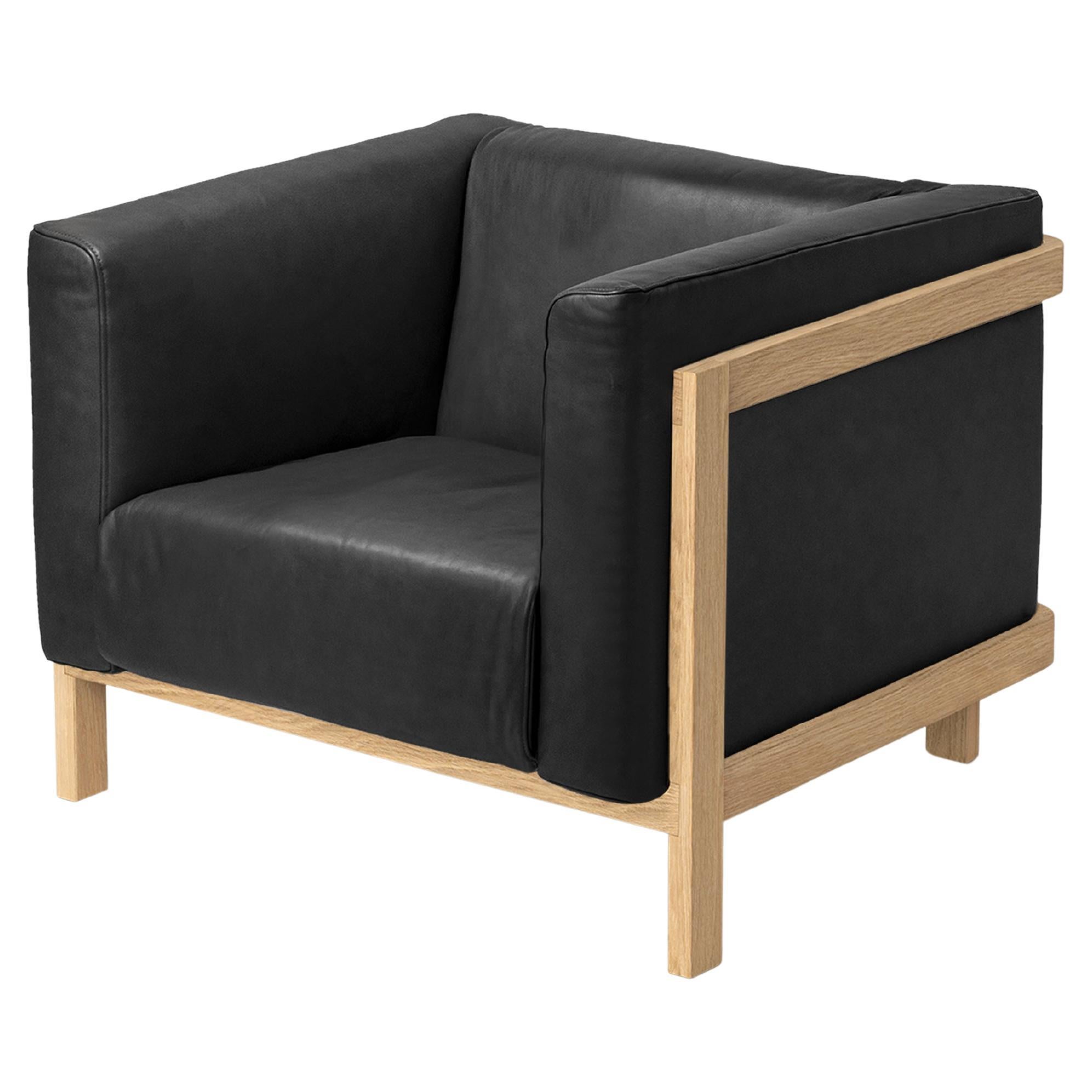 LIFT – Minimalist Lounge Chair in Solid Oak Wood and Black Leather Seat