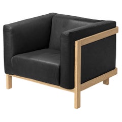 LIFT – Minimalist Lounge Chair in Solid Oak Wood and Black Leather Seat