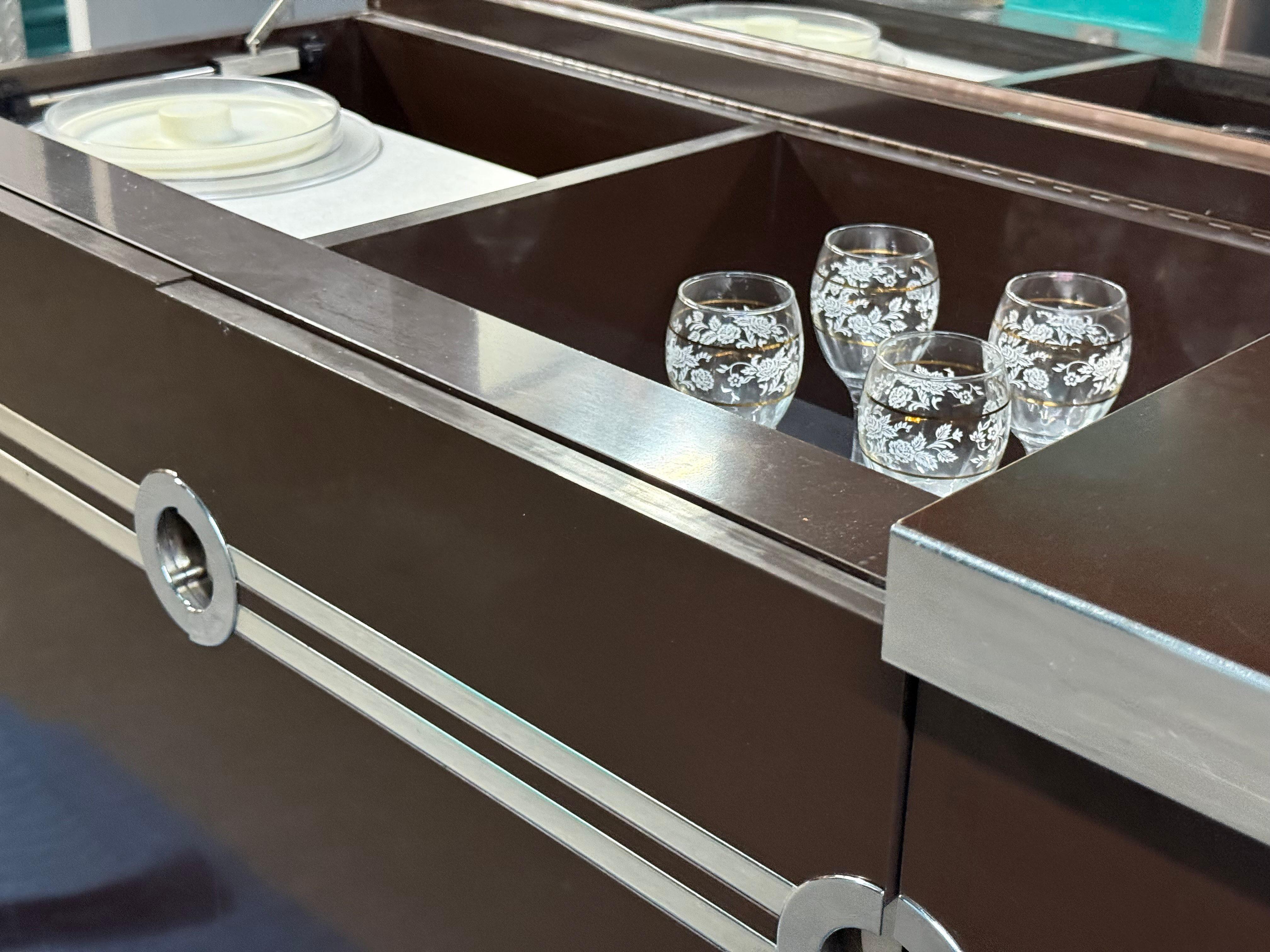 Credenza de bar elevable con detalles cromados de Pierre Cardin, Circa 1970s Moderno de mediados de siglo en venta