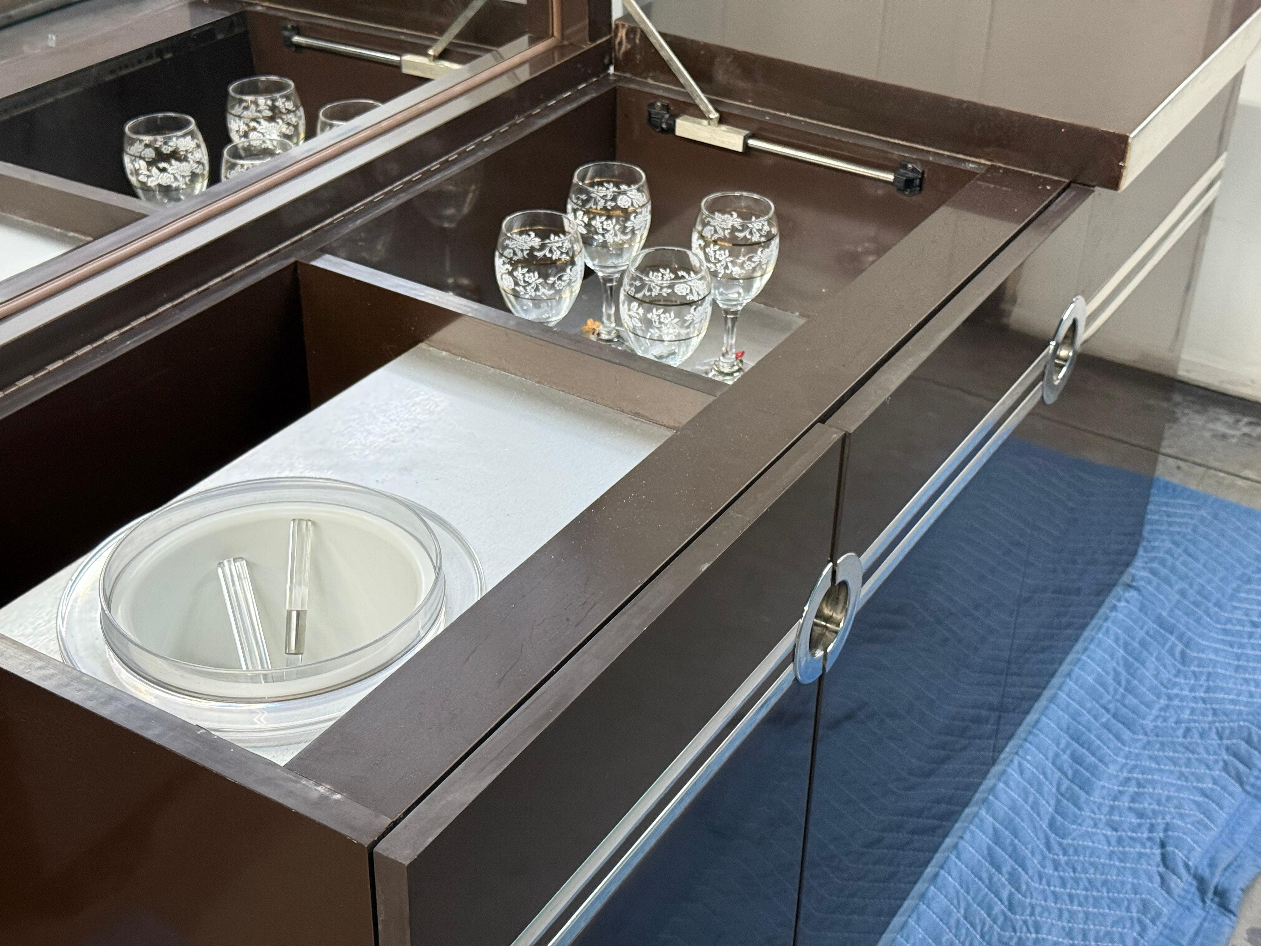Credenza de bar elevable con detalles cromados de Pierre Cardin, Circa 1970s Estadounidense en venta