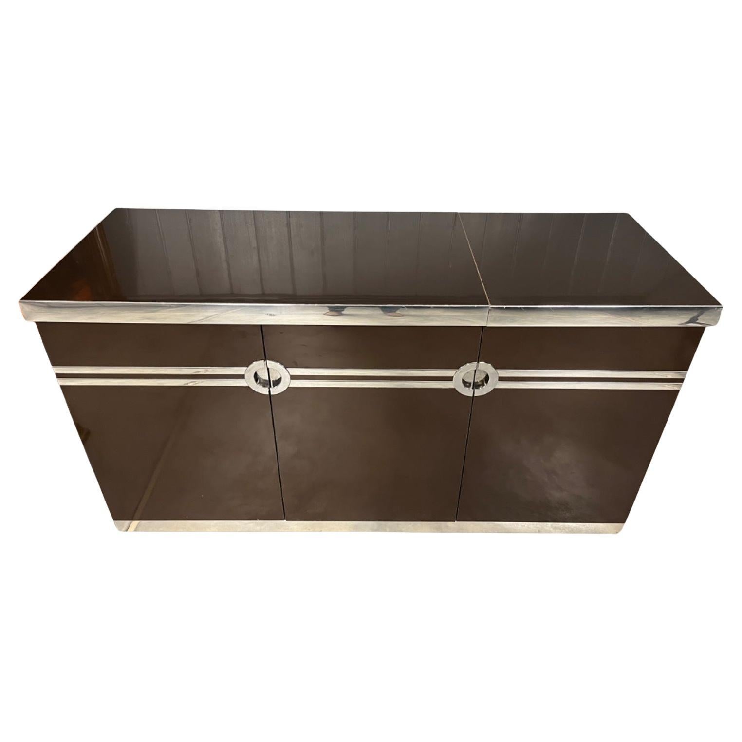 Credenza de bar elevable con detalles cromados de Pierre Cardin, Circa 1970s en Bueno estado para la venta en Los Angeles, CA