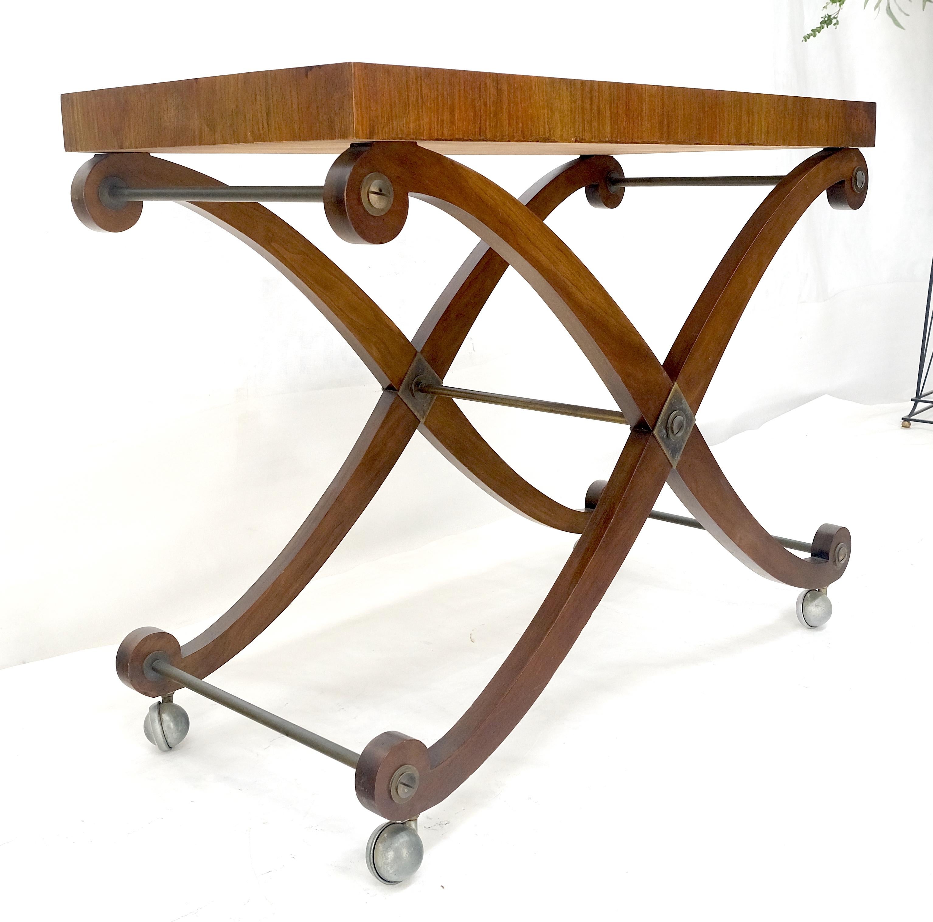 Ottone Carrello da portata con base a X Eleg con piano di appoggio a due toni e ruote MINT in vendita