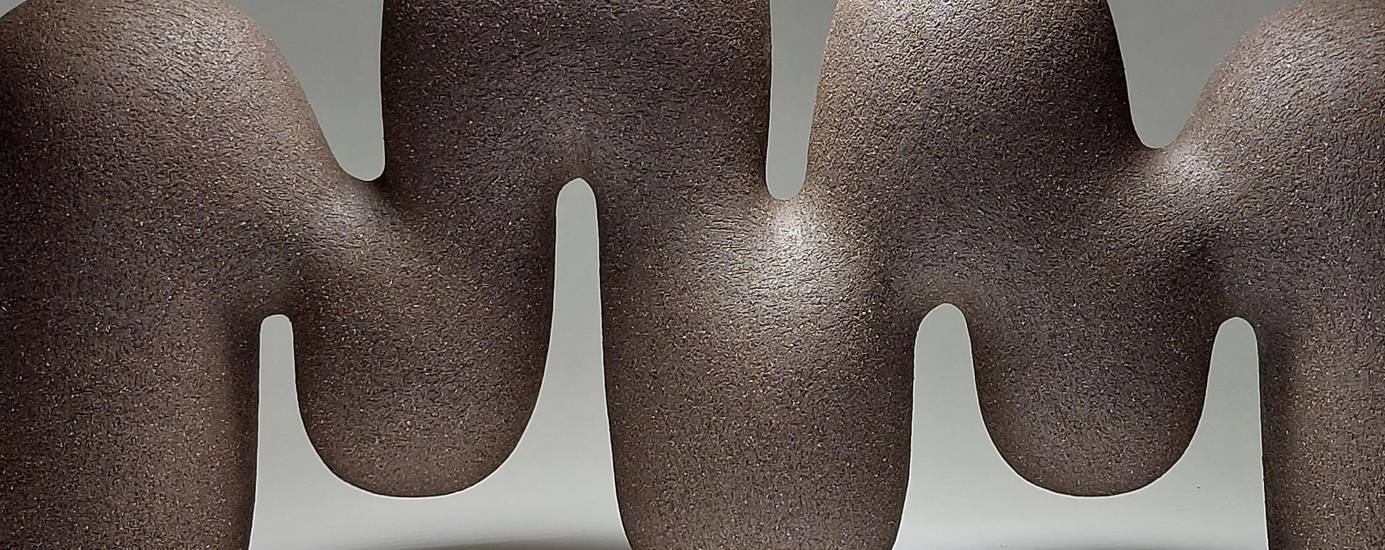 Britannico Lifted Flow - Scultura astratta in ceramica nera di Rachel Peters, Regno Unito, In magazzino in vendita