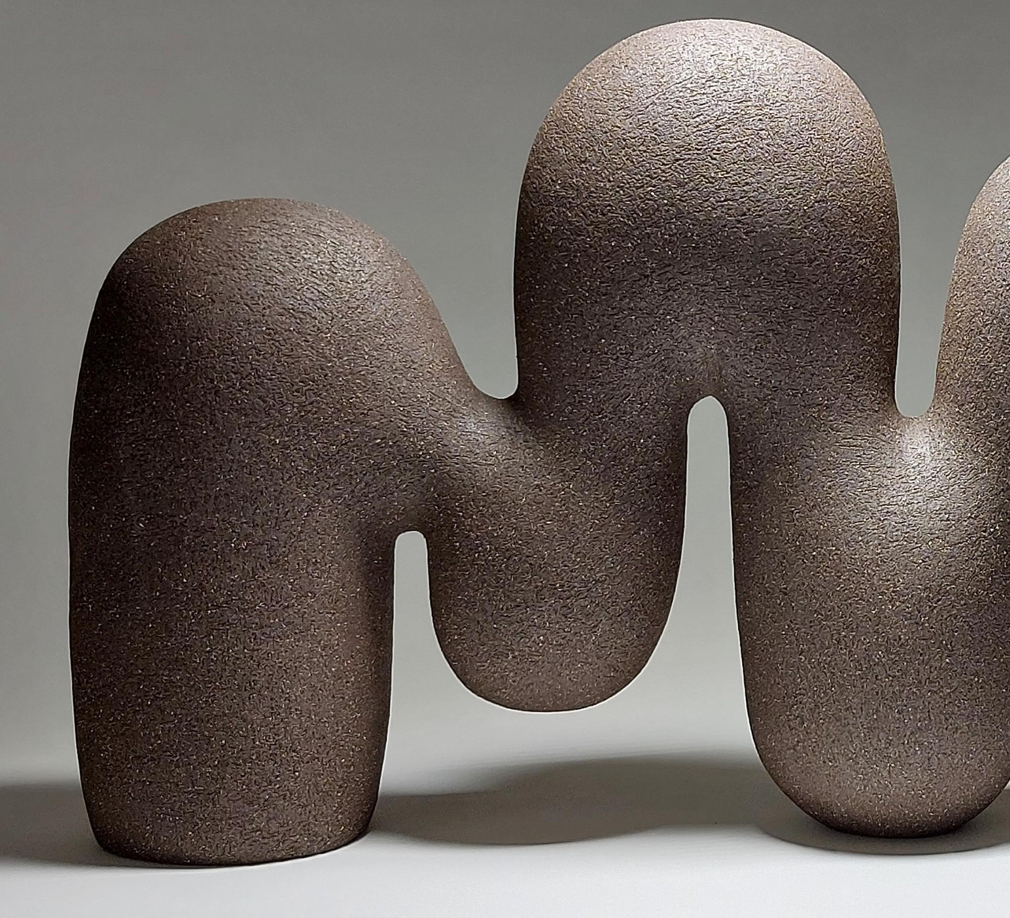 Fatto a mano Lifted Flow - Scultura astratta in ceramica nera di Rachel Peters, Regno Unito, In magazzino in vendita