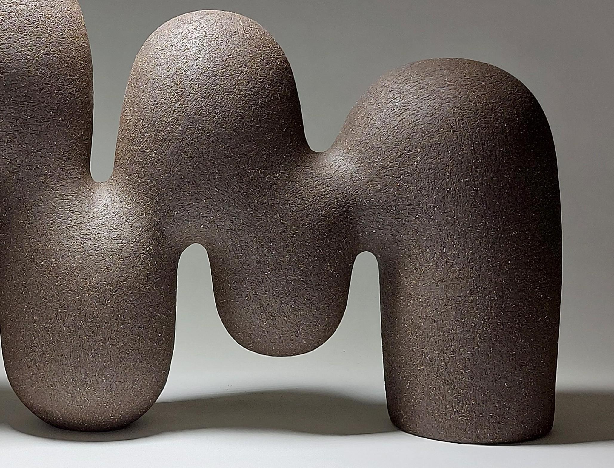 Lifted Flow - Scultura astratta in ceramica nera di Rachel Peters, Regno Unito, In magazzino In condizioni Nuovo in vendita a Wirral, GB