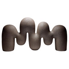 Lifted Flow - Scultura astratta in ceramica nera di Rachel Peters, Regno Unito, In magazzino