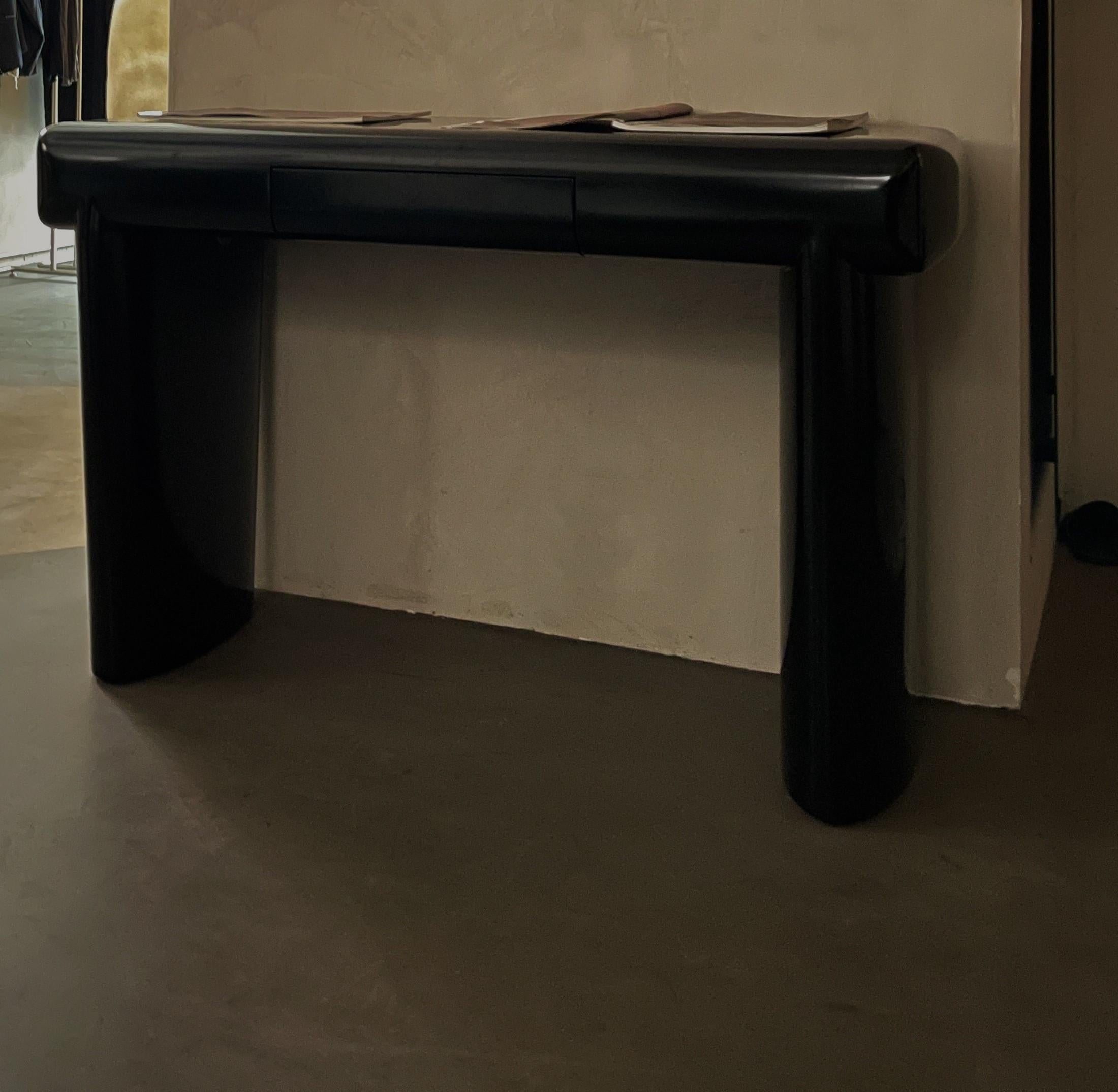 Hebebühne von kar
Abmessungen: B 120 x T 45 x H 75 cm
MATERIALIEN: MDF-Rahmen
Erhältlich in schwarz.

Kar ist die Wurzel des Sanskritwortes Karma und bedeutet karmische Wiederholung. Wir suchen nach Ursache und Wirkung in der Ästhetik, inspiriert