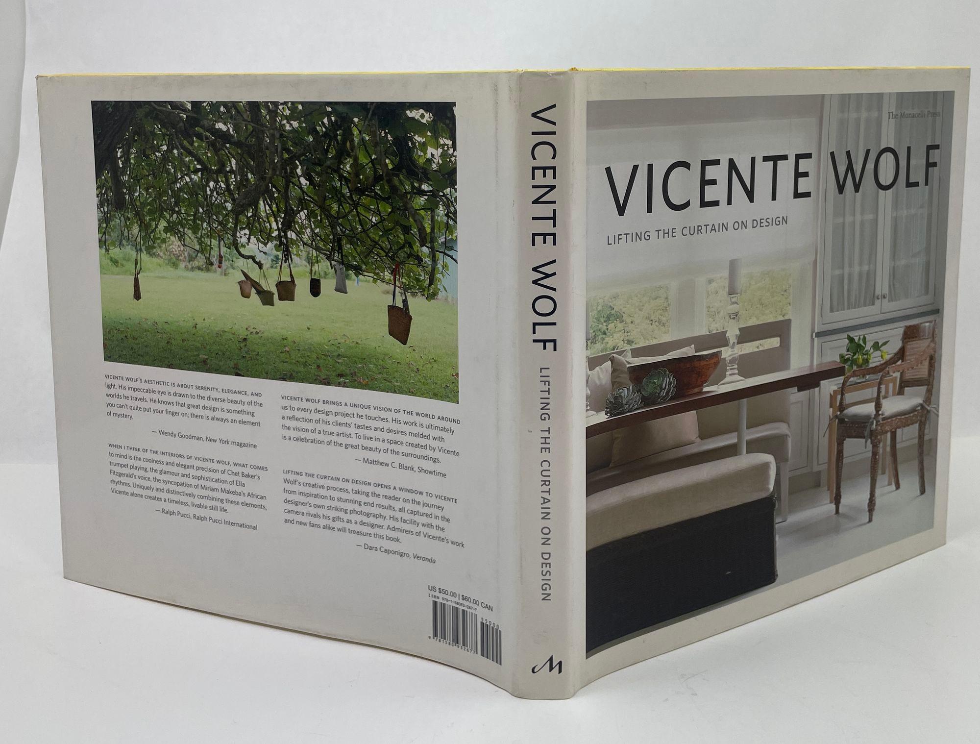Vorhang auf für Design/One Hardcover 2010 von Vicente Wolf.
Vereinfachen, Verbinden, Erweitern. Diese Prinzipien, die alle grundlegend für die Praxis des Designs sind, bilden den Rahmen für das fesselnde neue Buch des Innenarchitekten Vicente Wolf.