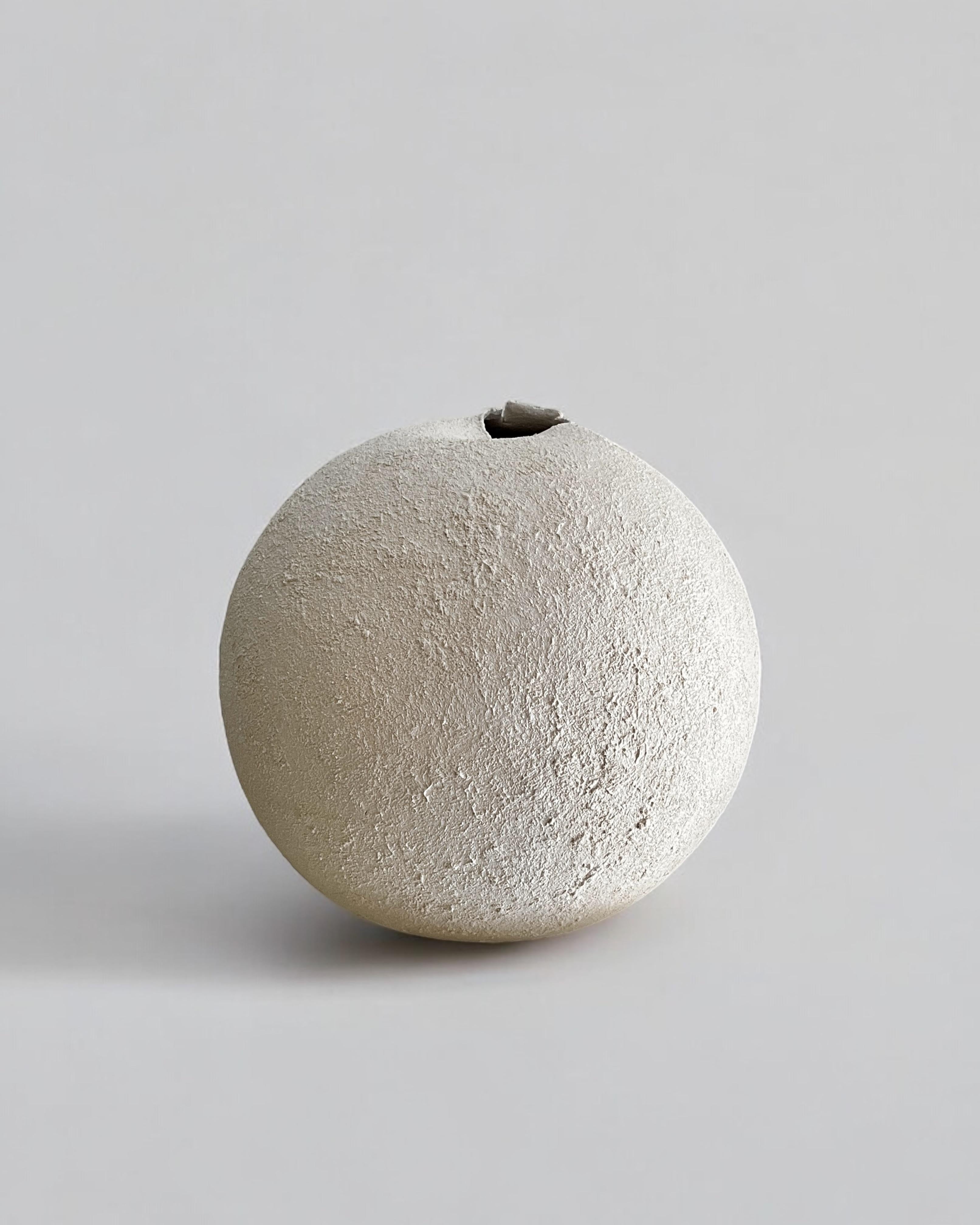 Scultura in porcellana Light 31 di Laura Pasquino
Unico nel suo genere
Dimensioni: D. 32 x H. 32 cm
Materiale: Porcellana bianca.
 
Laura Pasquino
Incorporando riferimenti alle antiche ceramiche coreane e ai principi dell'estetica giapponese del