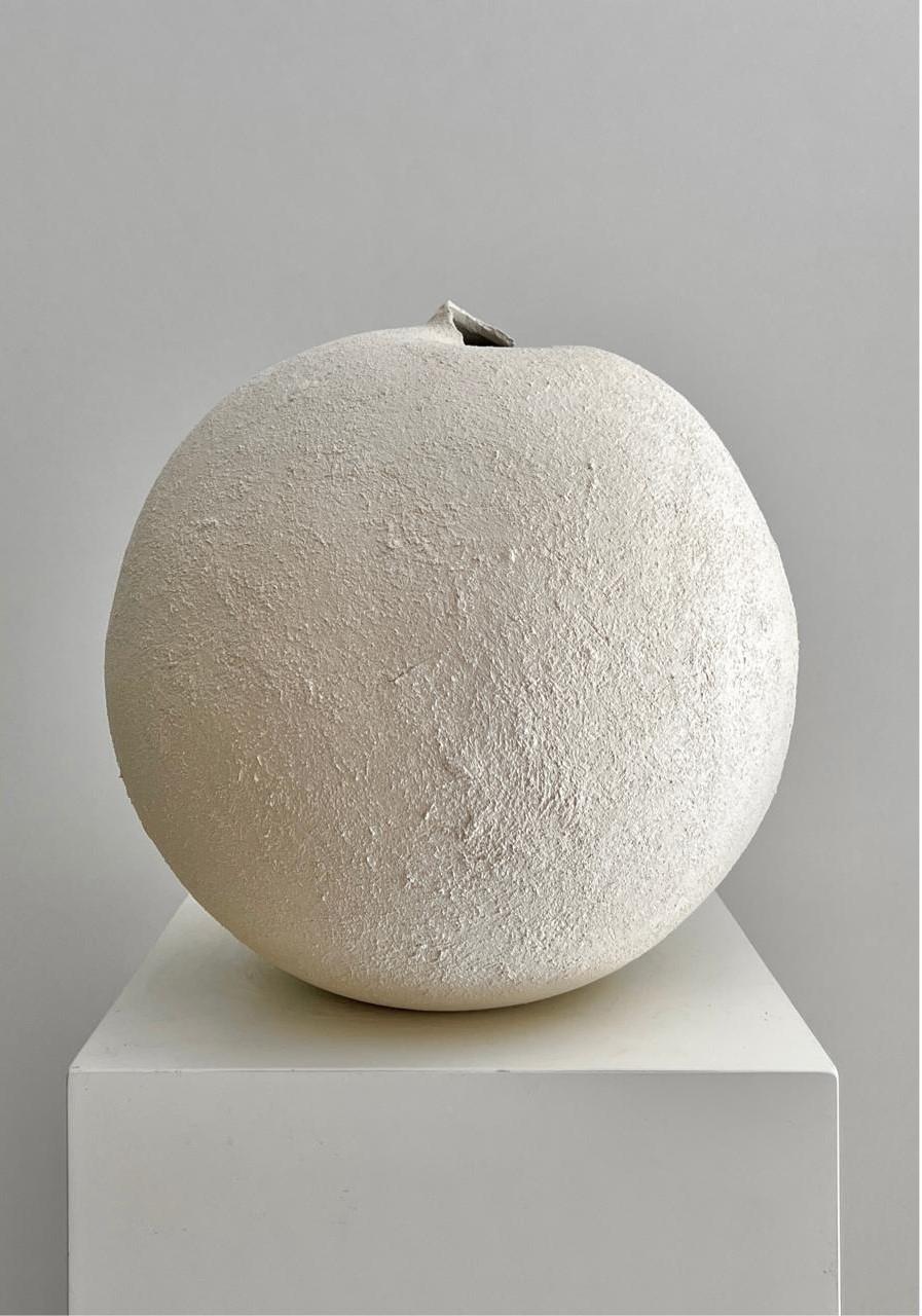 Scultura in porcellana Light 32 di Laura Pasquino
Unico nel suo genere
Dimensioni: D. 32 x H. 32 cm
Materiale: Porcellana bianca non smaltata.
 
Laura Pasquino
Incorporando riferimenti alle antiche ceramiche coreane e ai principi dell'estetica