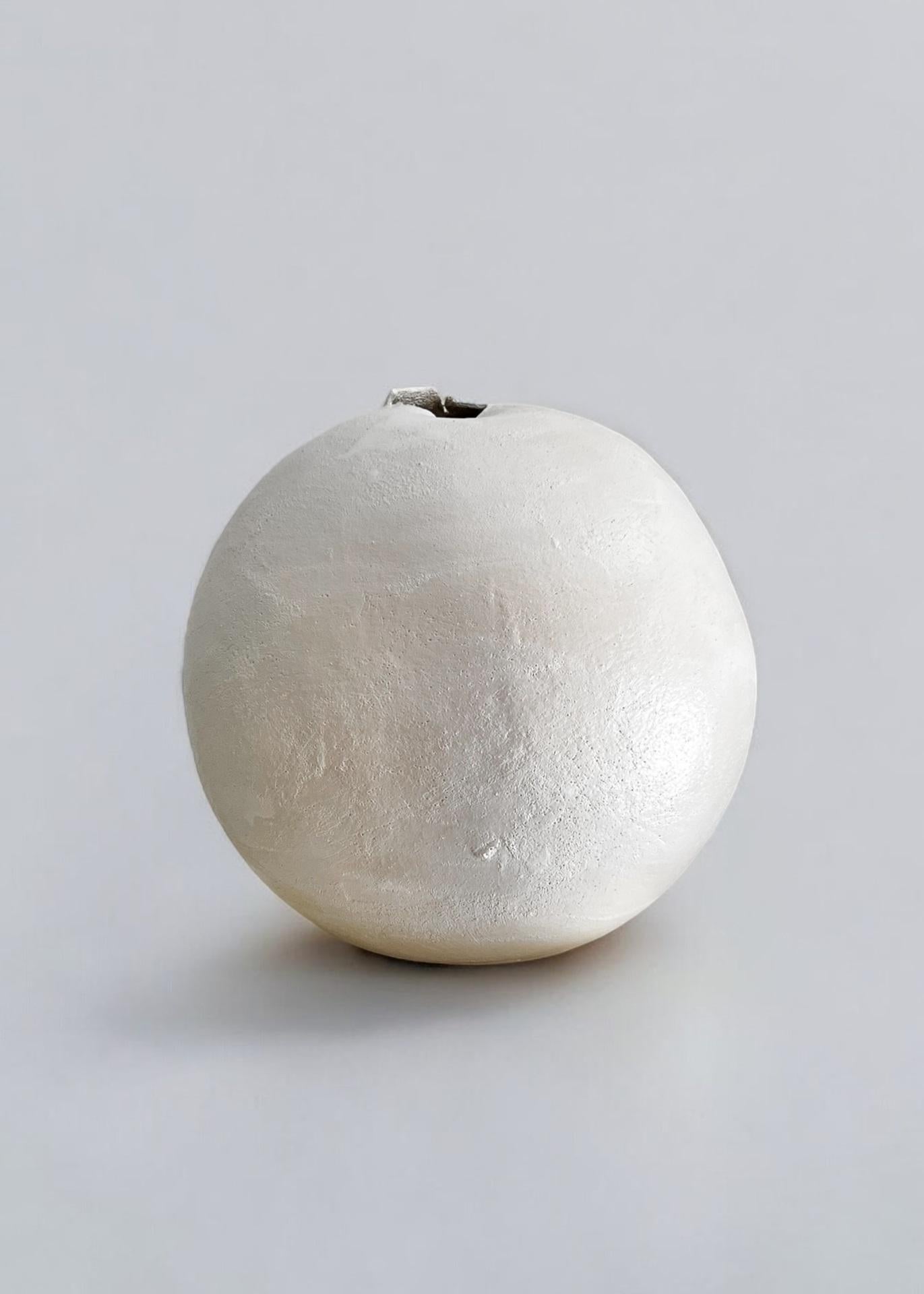 Scultura in porcellana Light 33 di Laura Pasquino
Unico nel suo genere
Dimensioni: D. 32 x H. 31 cm
Materiale: Porcellana Whiting, smalto.
 
Laura Pasquino
Incorporando riferimenti alle antiche ceramiche coreane e ai principi dell'estetica