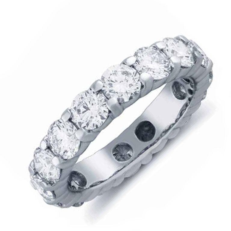 Faites l'expérience de l'élégance intemporelle avec ce léger bracelet d'éternité en diamant de 4 carats, magnifiquement réalisé en or 14k. Dotée d'un cercle continu de diamants ronds étincelants, cette bague offre un look raffiné et gracieux avec