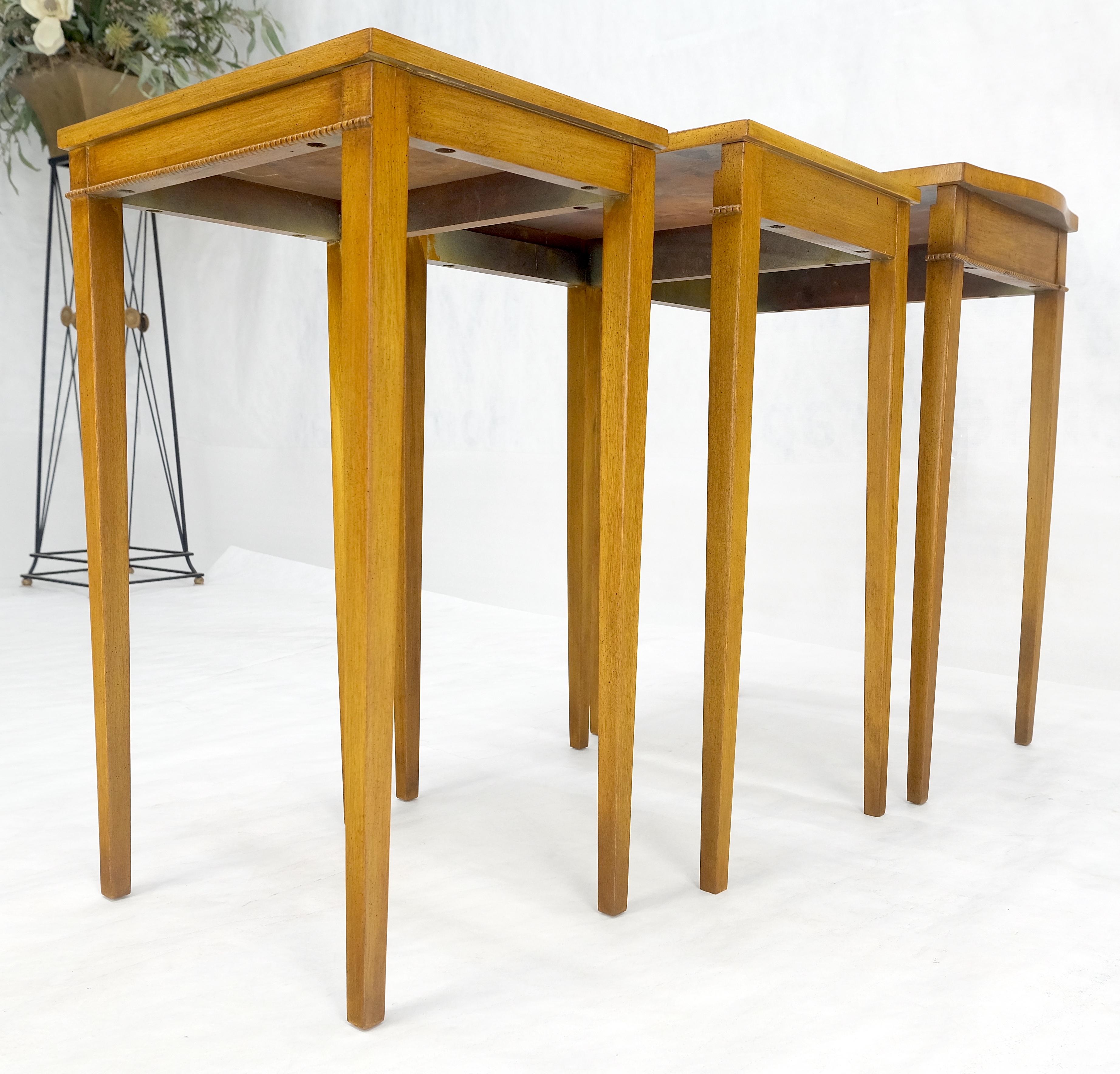 Light American Walnut Gallery Top Tapered Legs Federal Set of 3 Nesting Tables In Excellent Condition For Sale In Rockaway, NJ