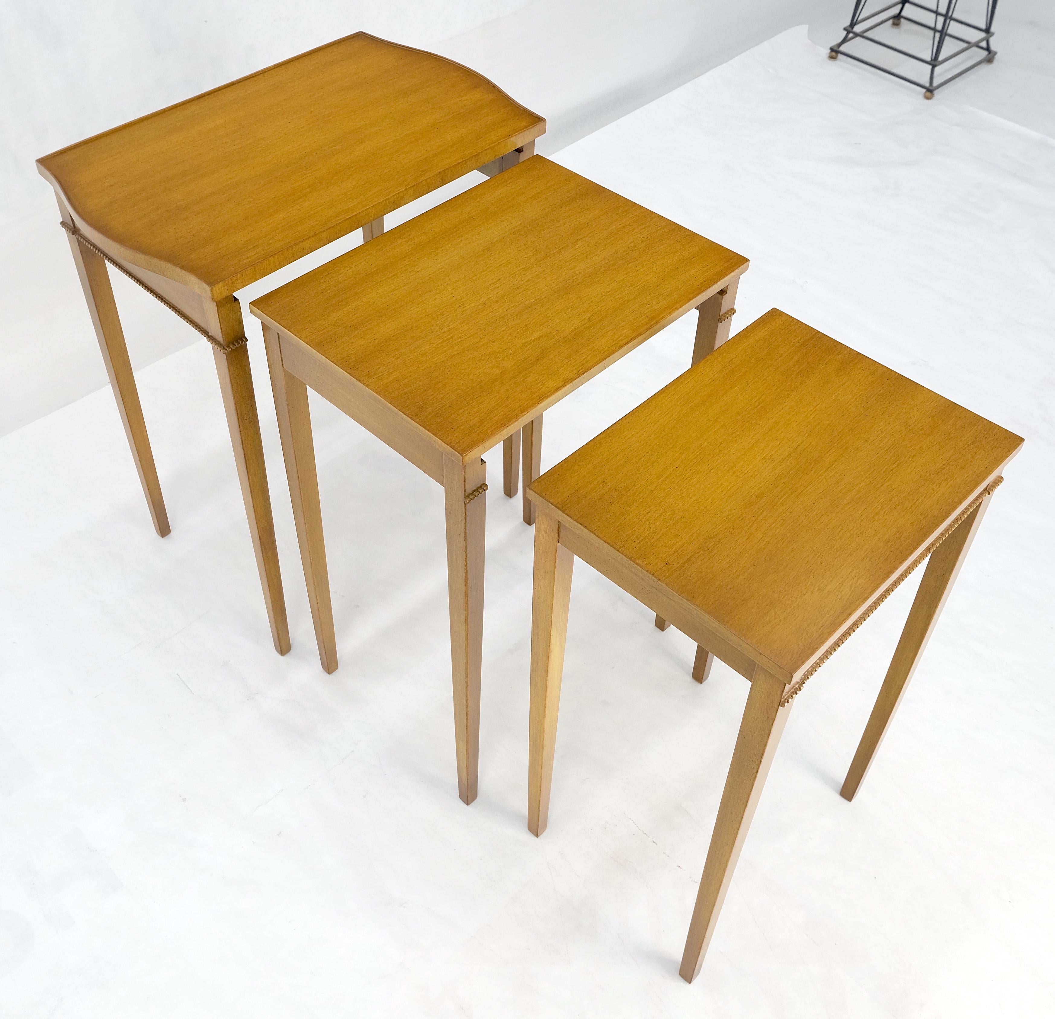20th Century Light American Walnut Gallery Top Tapered Legs Federal Set of 3 Nesting Tables For Sale