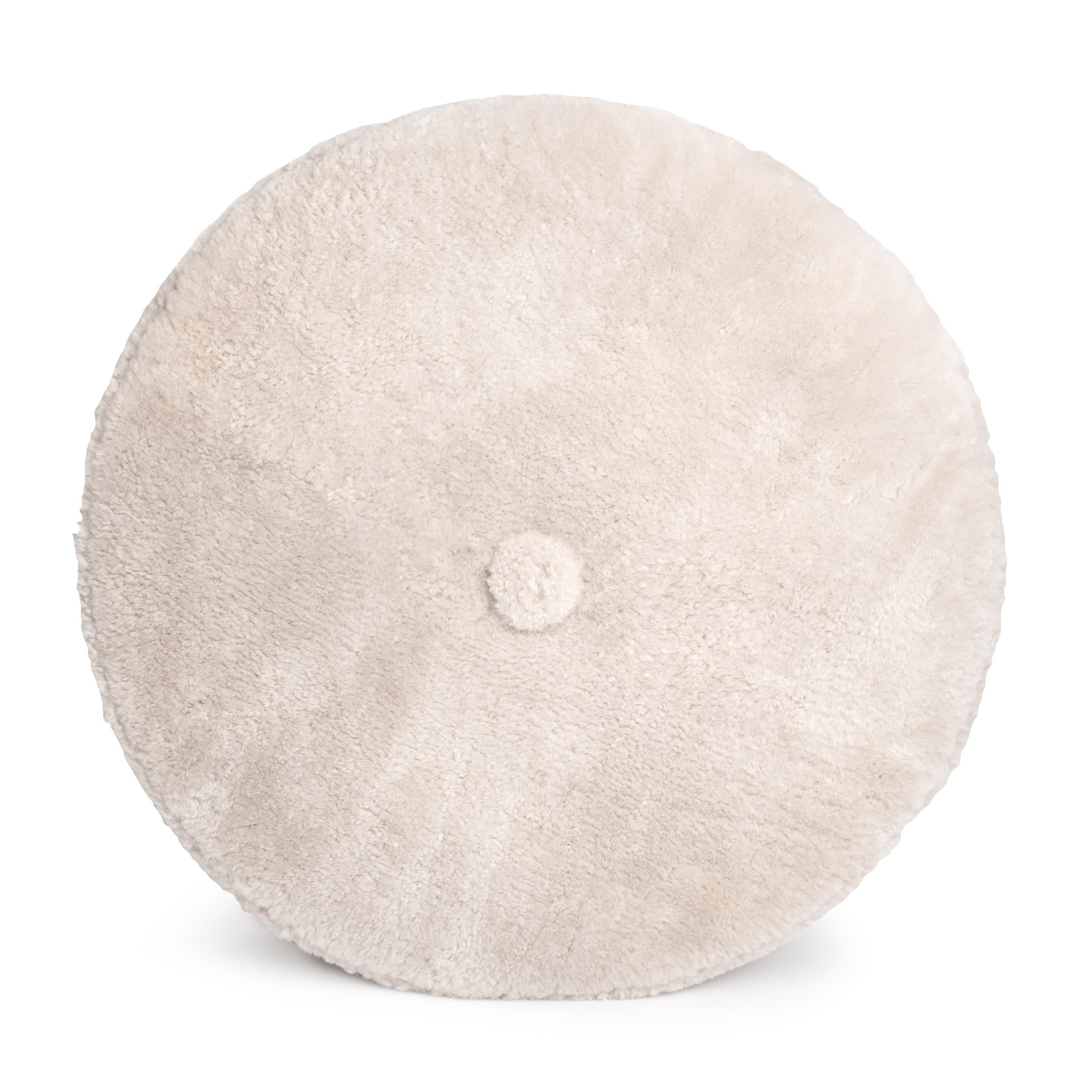 Questo cuscino da terra oversize, dal design accurato e versatile, è stato progettato sia per i bambini che per gli adulti e rappresenta un'invitante aggiunta a qualsiasi spazio. Utilizzalo come seduta indipendente o impilando più cuscini per creare