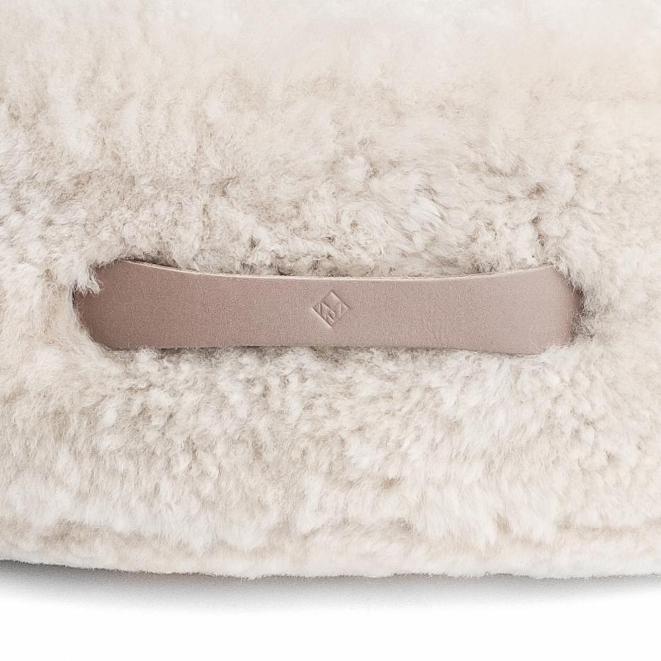 Americano Cuscino da terra rotondo oversize in shearling in Dune di Moses Nadel in vendita
