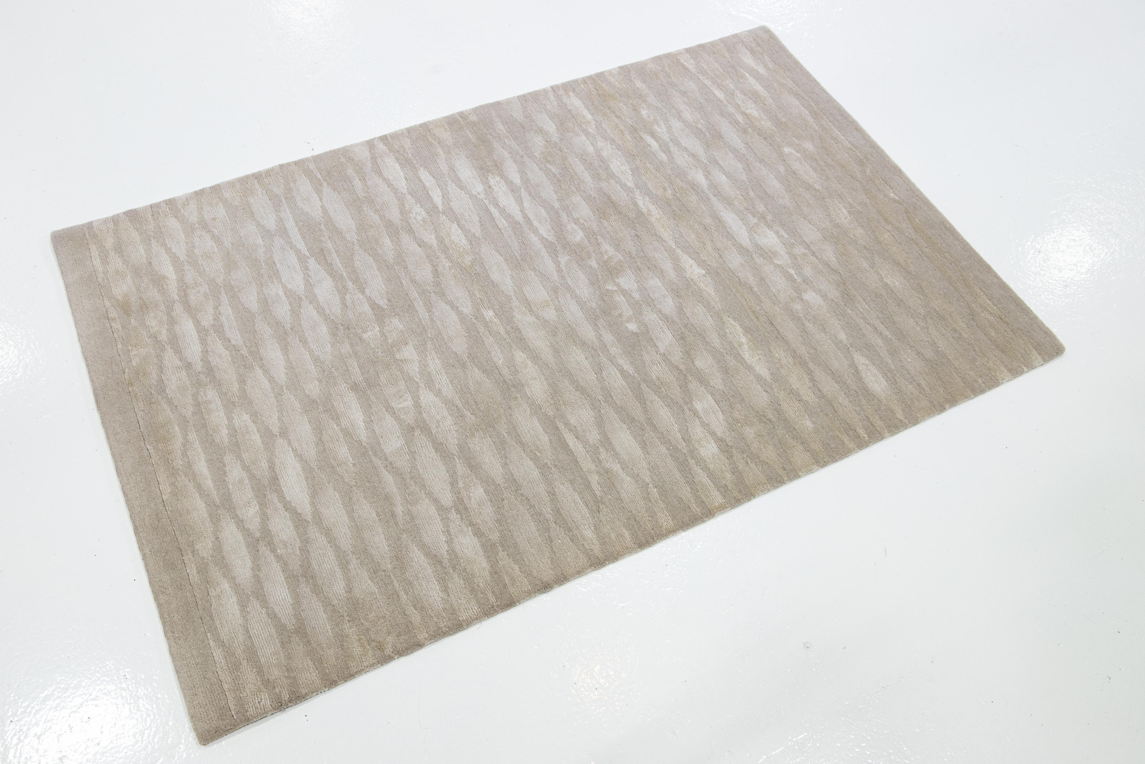 Organico moderno Tappeto moderno in lana e seta beige chiaro con motivo geometrico in vendita