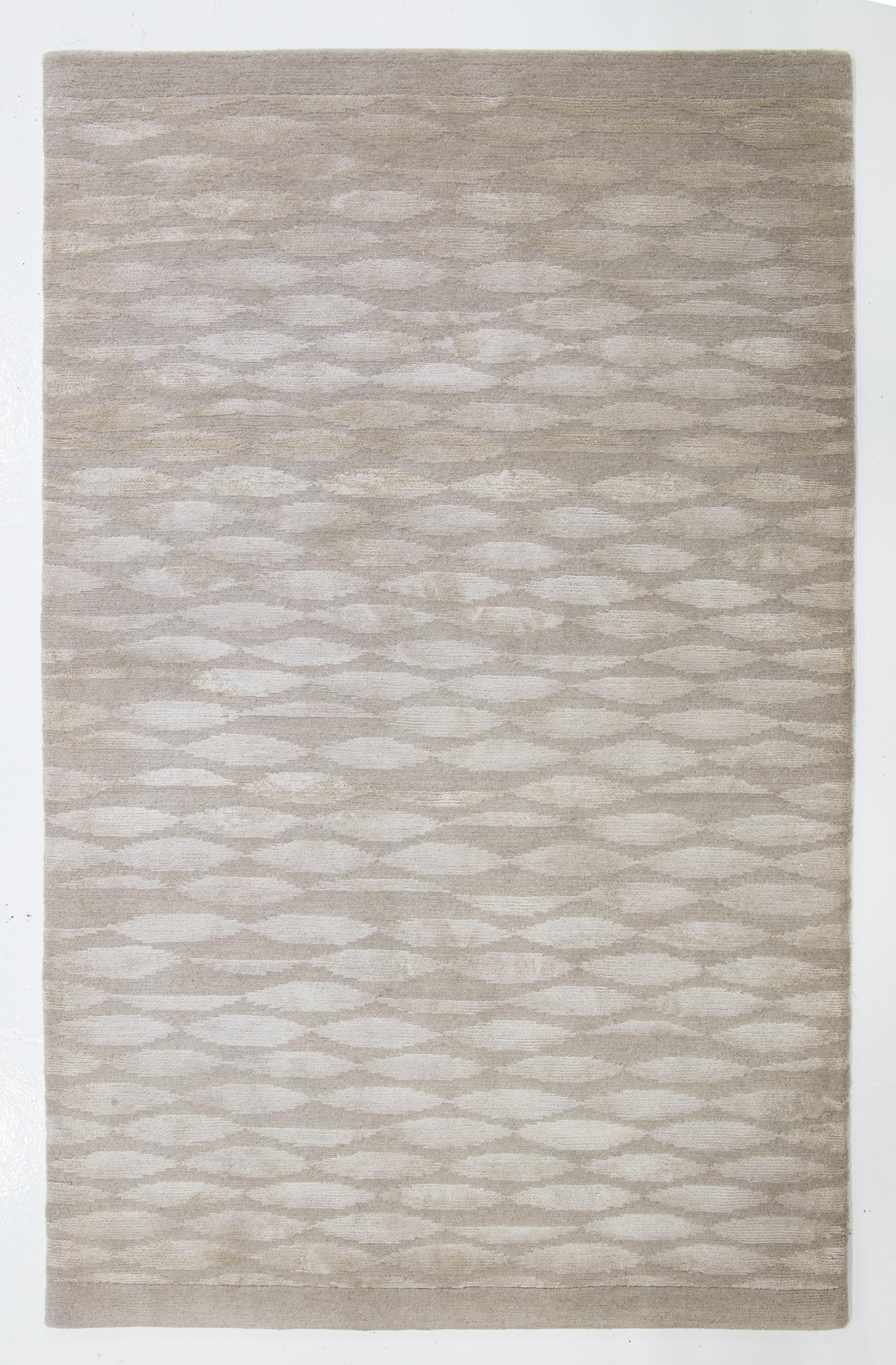 Annodato a mano Tappeto moderno in lana e seta beige chiaro con motivo geometrico in vendita
