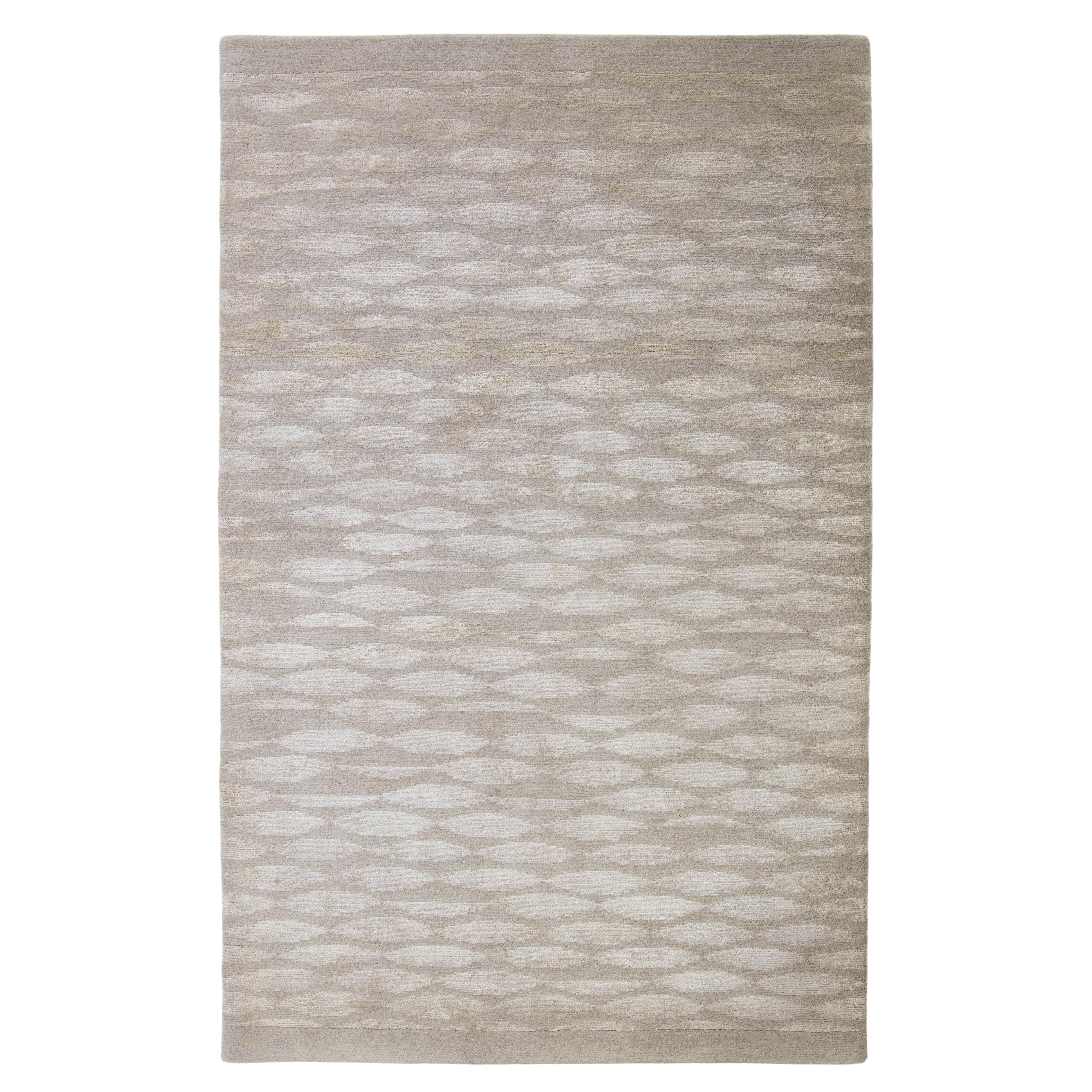 Tappeto moderno in lana e seta beige chiaro con motivo geometrico in vendita