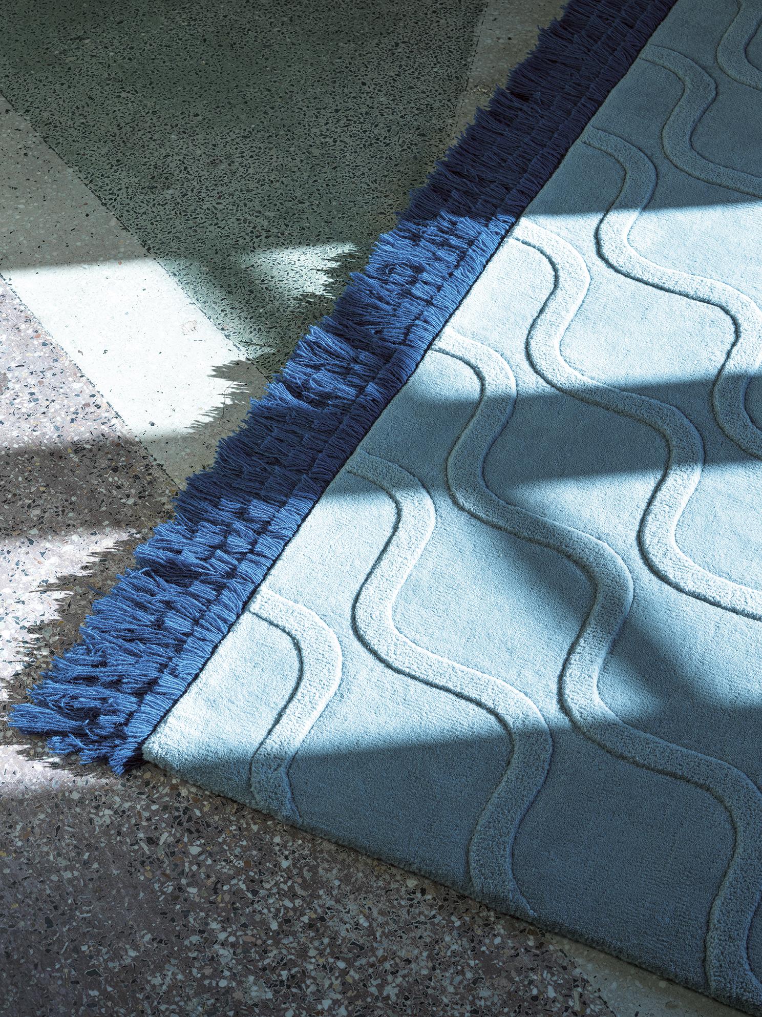 Tapis bleu clair 300 Twiggy par Mohebban
Dimensions : L 300 x L 250 cm
MATERIAL : Laine.

Également disponible en différentes dimensions. Veuillez nous contacter. 

Le tapis n'est pas un simple accessoire d'ameublement : c'est une culture qui se