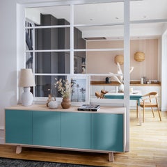 Buffet bas bleu clair à 4 portes en bois, design scandinave d'Eric Gizard Paris