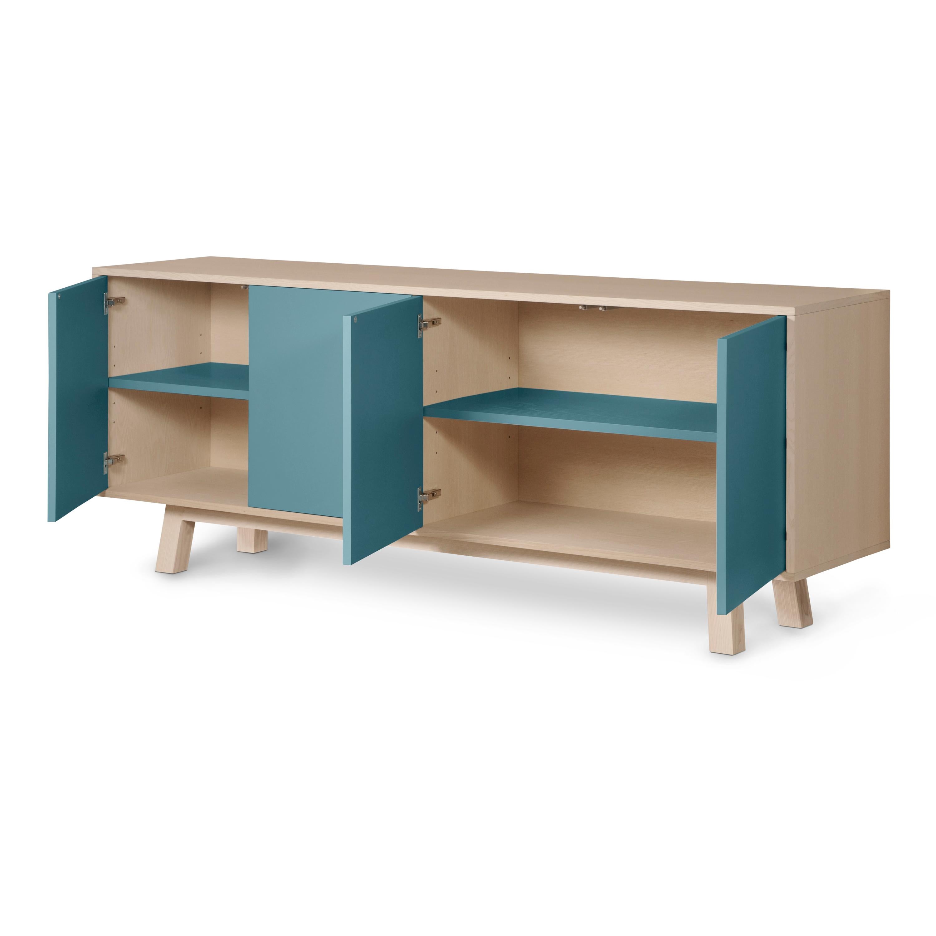 Aparador bajo de madera azul claro de 4 puertas, diseño escandinavo de Eric Gizard Paris Ceniza en venta