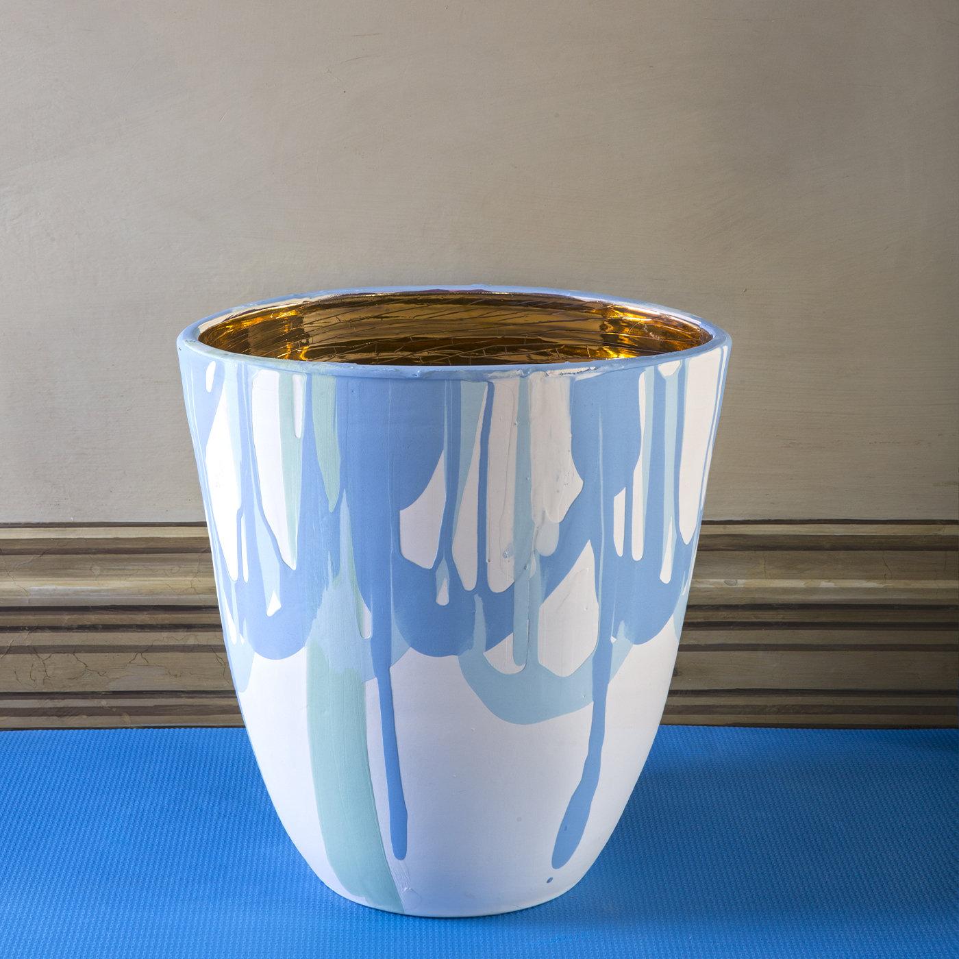 Die Form dieser Vase begann mit dem Becher von Coralla und hat sich allmählich zu einer 32 cm hohen Vase mit ausgestellter Form und elliptischem Mund entwickelt. Bei dieser Keramikserie ist das Innere golden und das Äußere engobiert und durch bunte