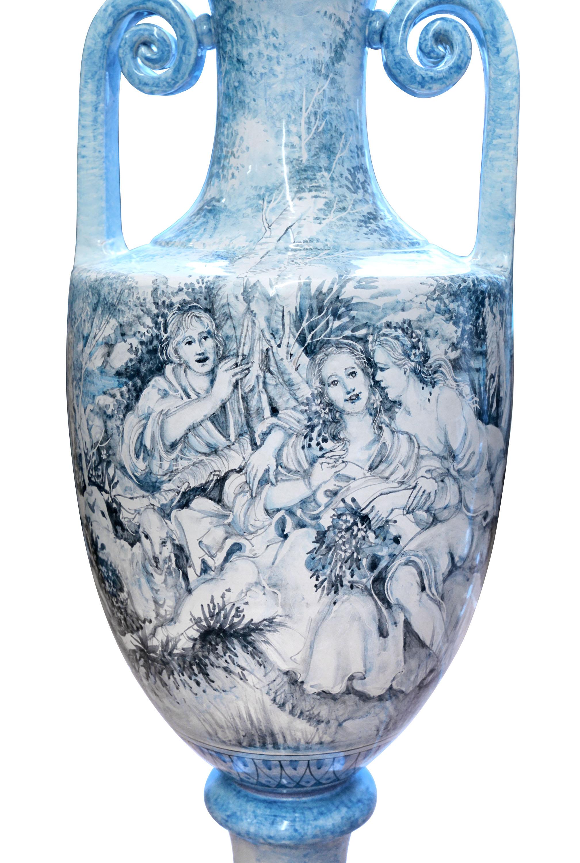Große Amphore aus Keramik mit Henkeln, vollständig von Hand gefertigt und bemalt, Produktion in Mittelitalien, Jahr 2009. Das Dekor der Vase ist eine detailgetreue Reproduktion eines Gemäldes von Francois Boucher, das in Hellblau und Hellgrau